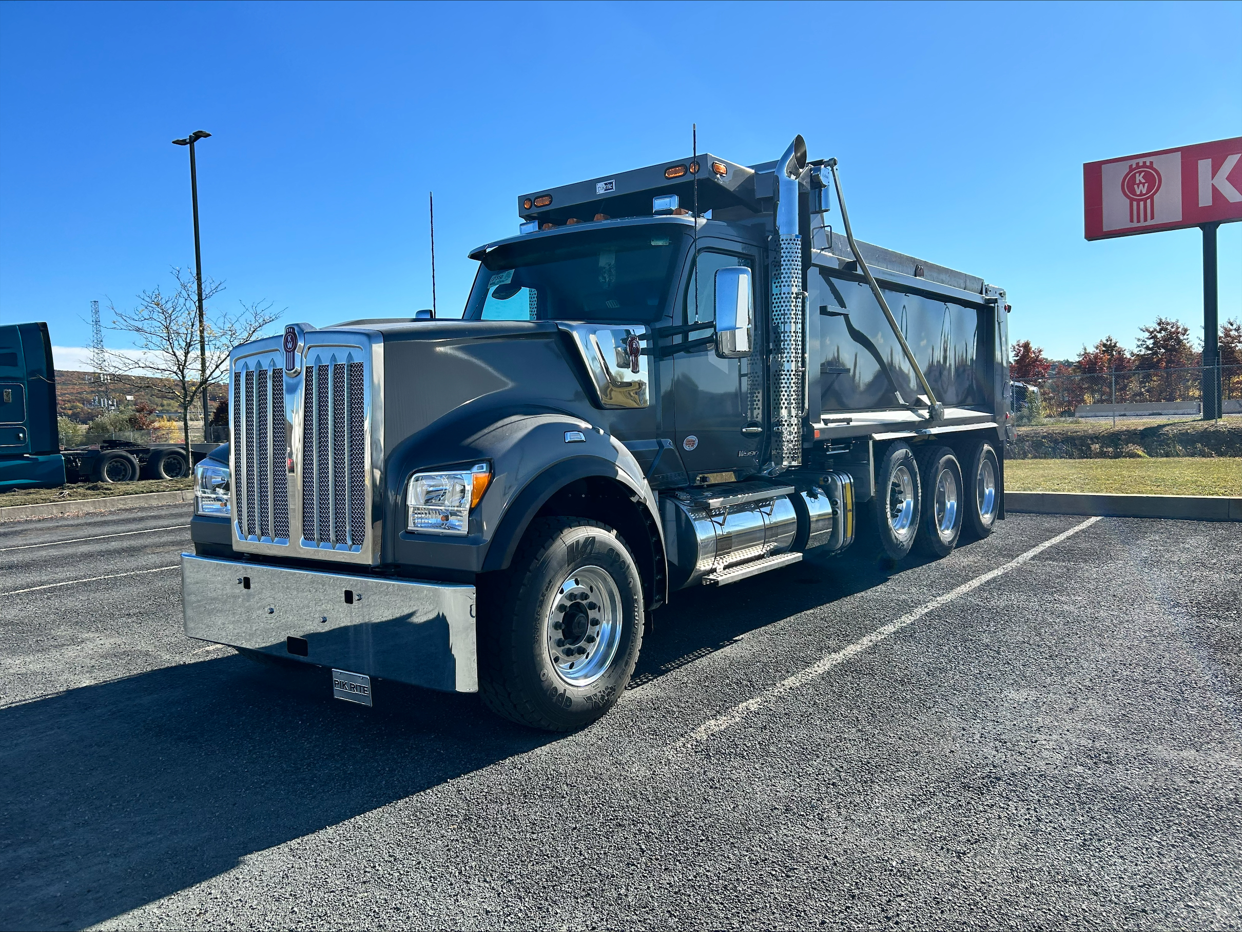 TNT / ダウンヒル・レーサー 1/64 Viper Red/Silver Kenworth W900L Day Cab & East MFG