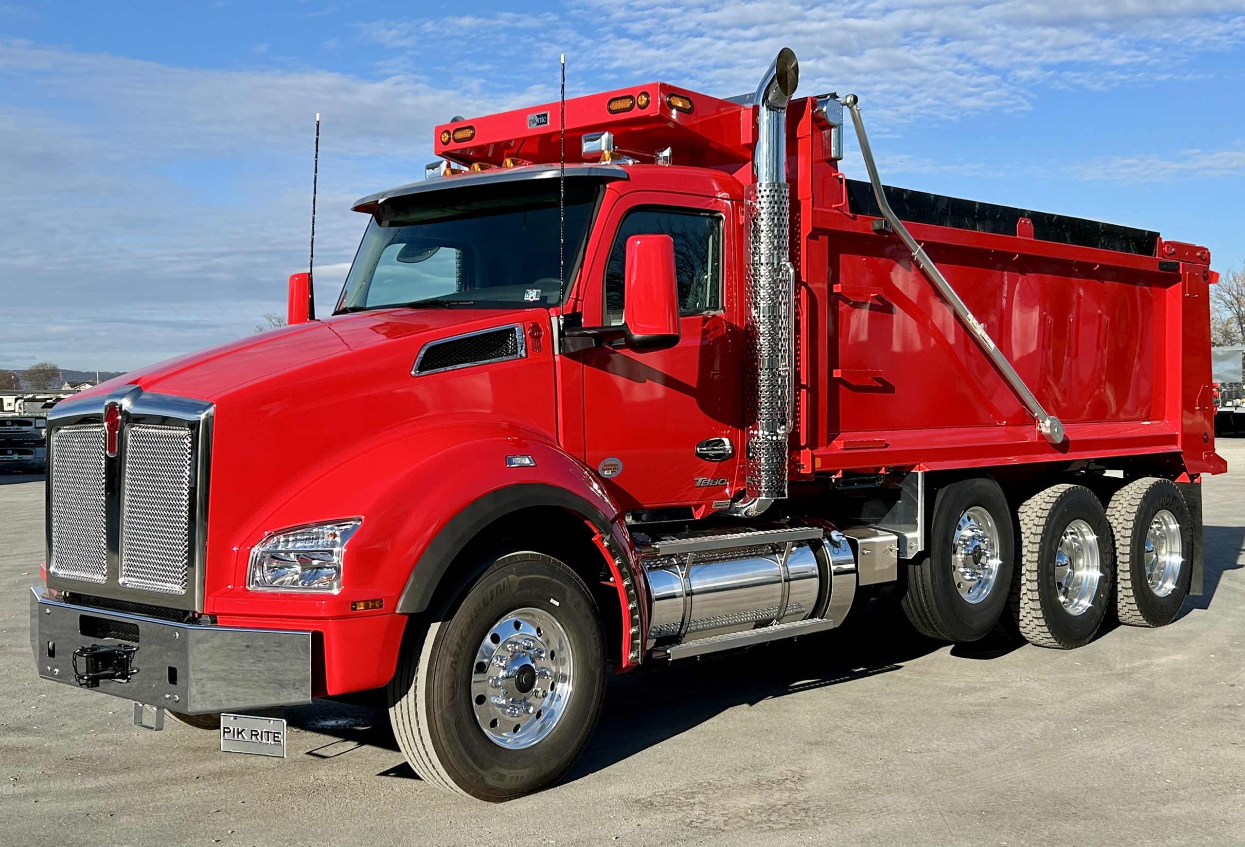 tky New 2025 Kenworth T880 tri-axle dump from