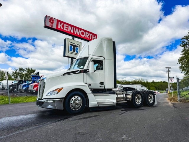 2025 KENWORTH T680 - image 1 of 6