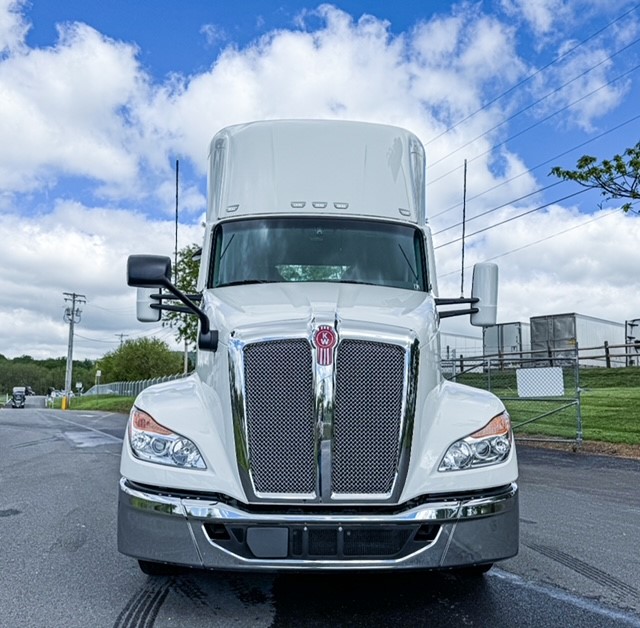 2025 KENWORTH T680 - image 2 of 6