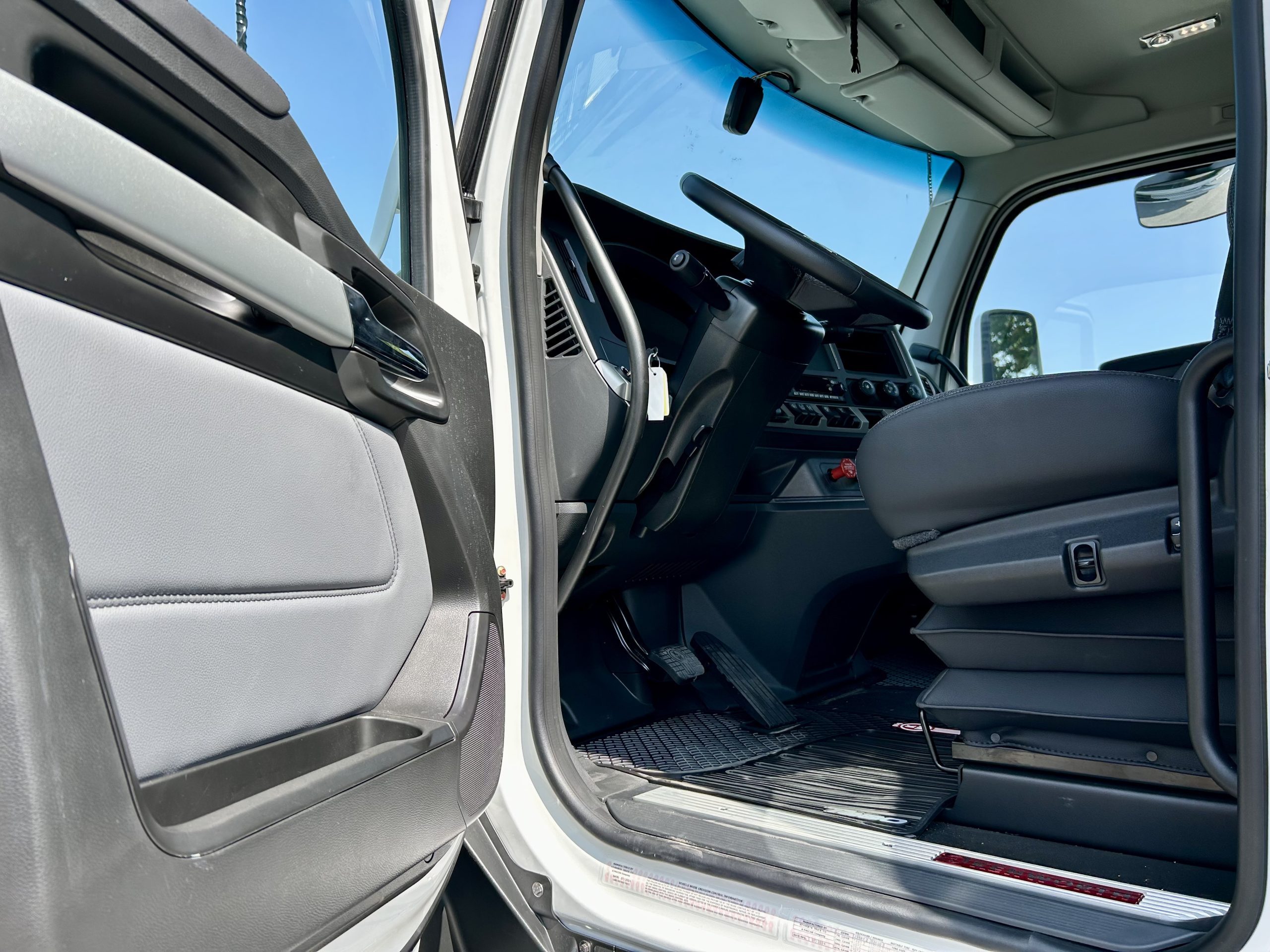 2025 KENWORTH T680 - image 6 of 6