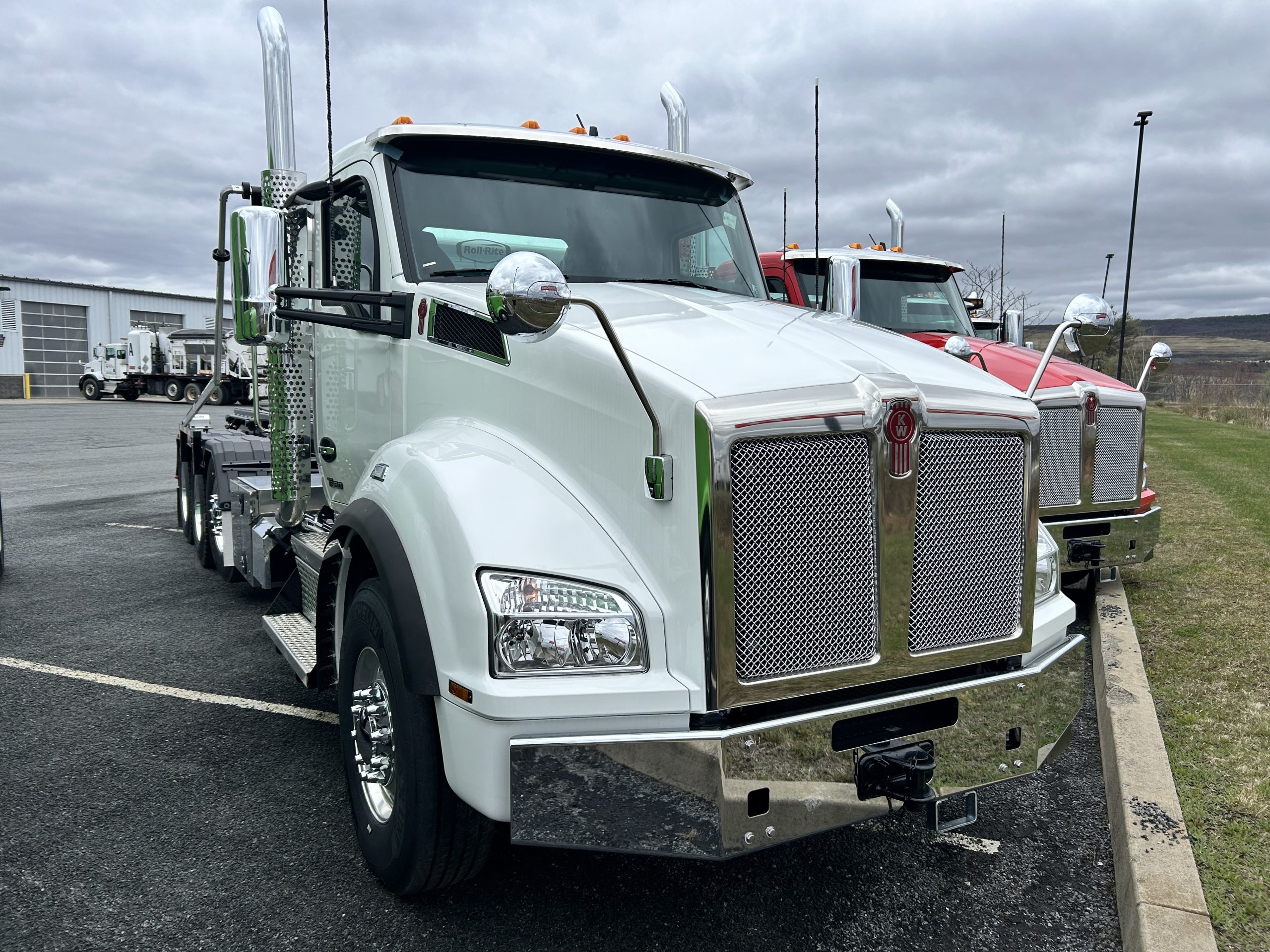 2025 KENWORTH T880 - image 2 of 4