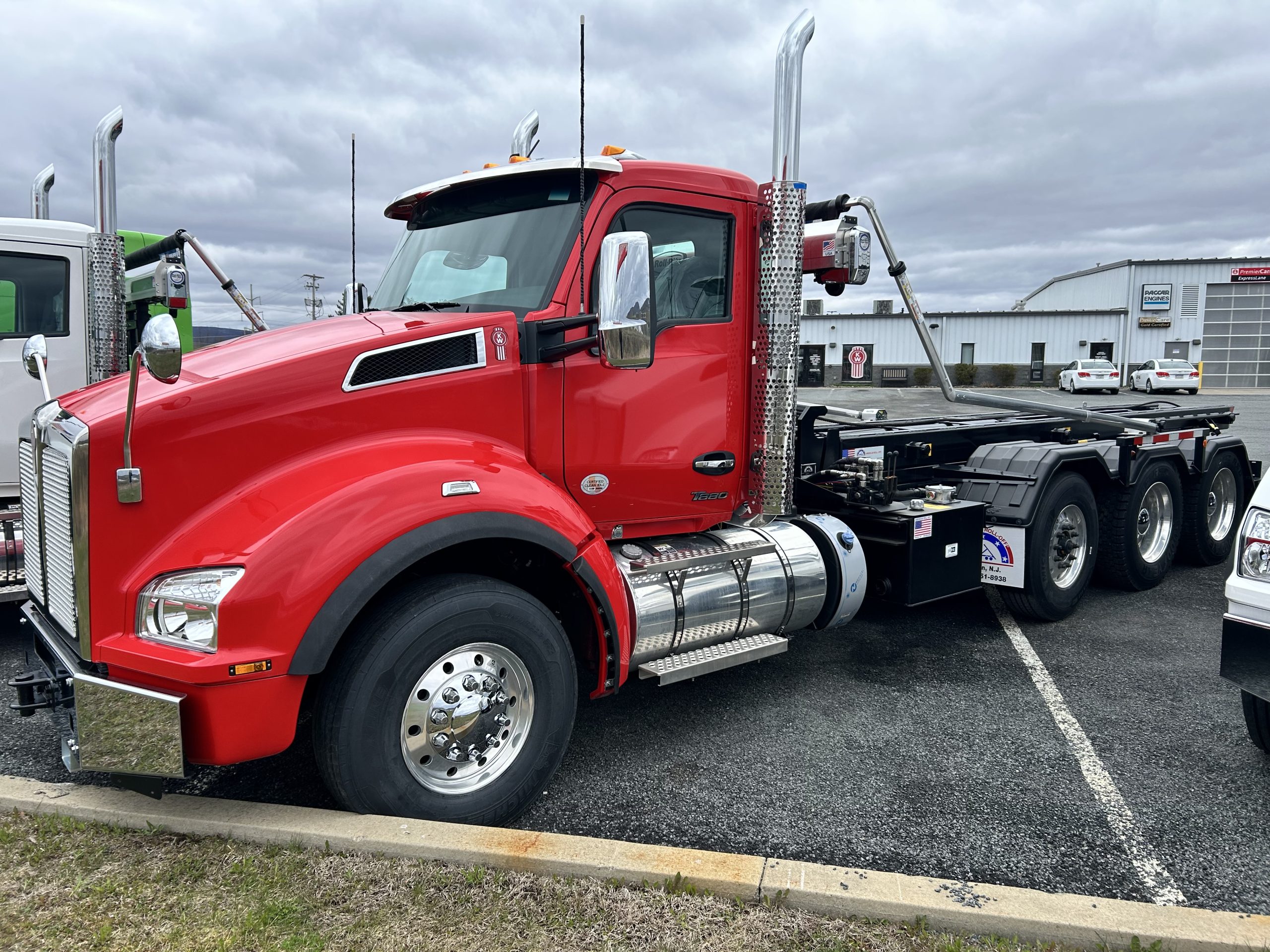 2025 KENWORTH T880 - image 2 of 4