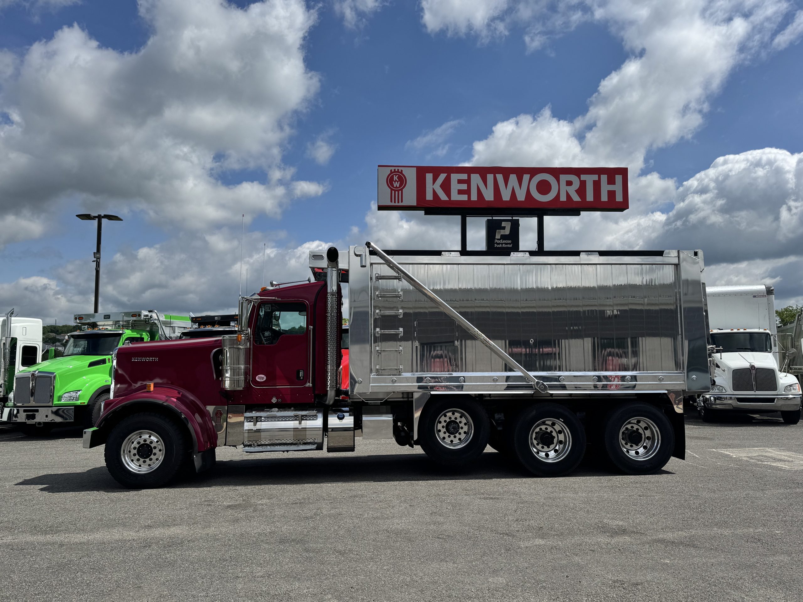 2025 KENWORTH W900L - image 2 of 6