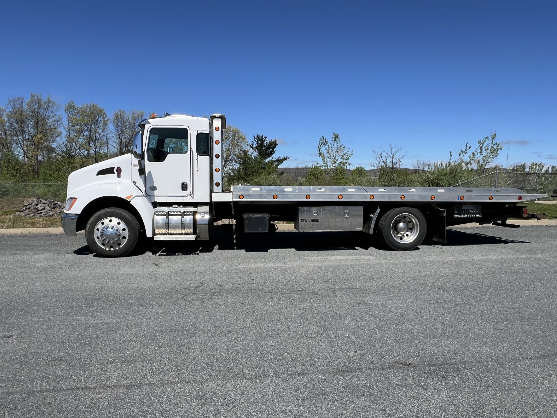 2017 KENWORTH T270 - image 2 of 6