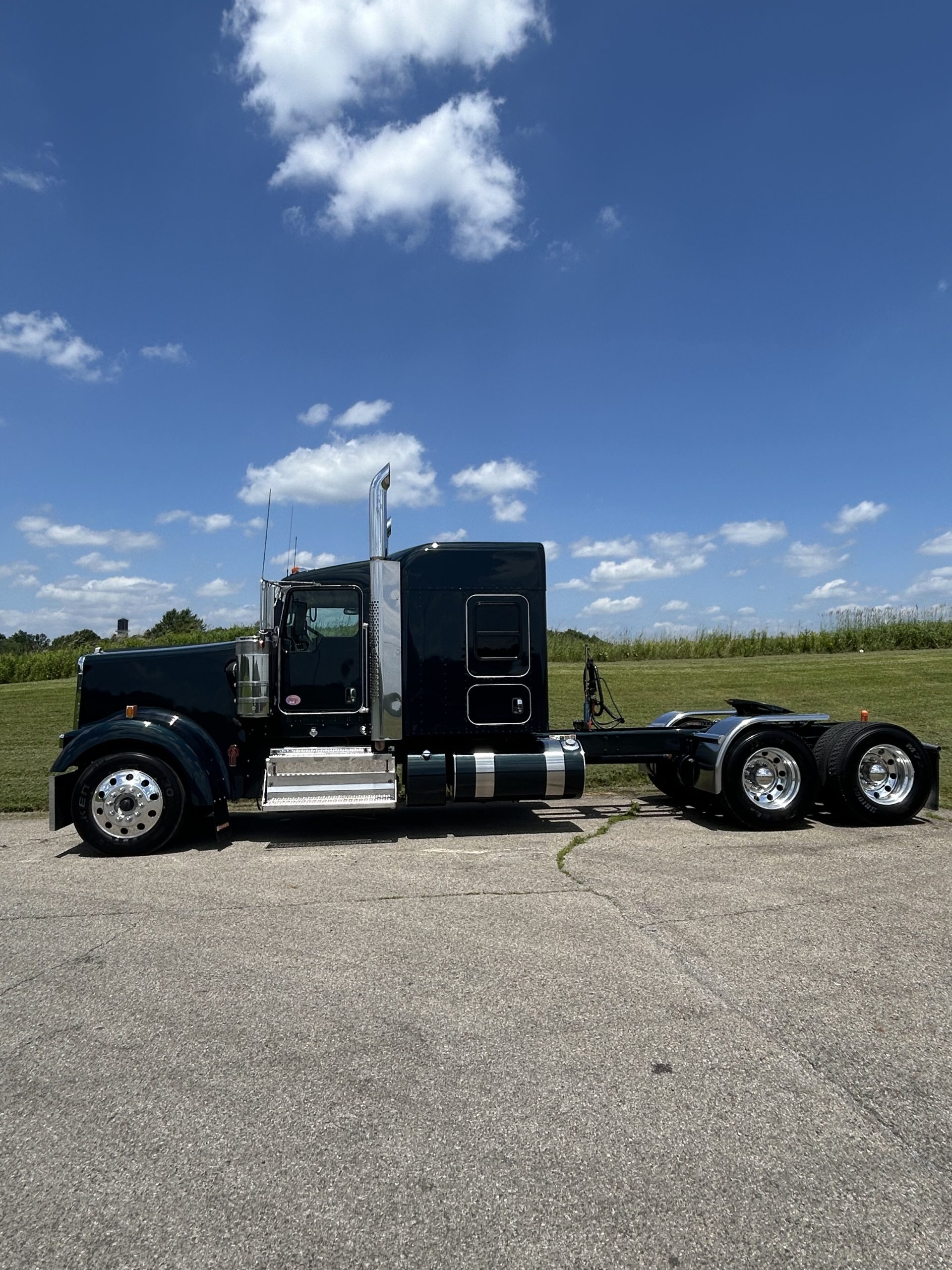 2022 KENWORTH W900L - image 2 of 6