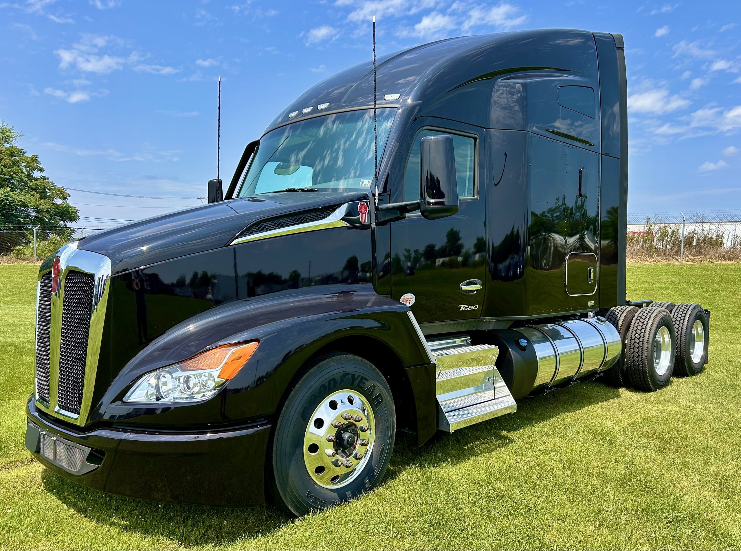 2025 KENWORTH T680 - image 1 of 6