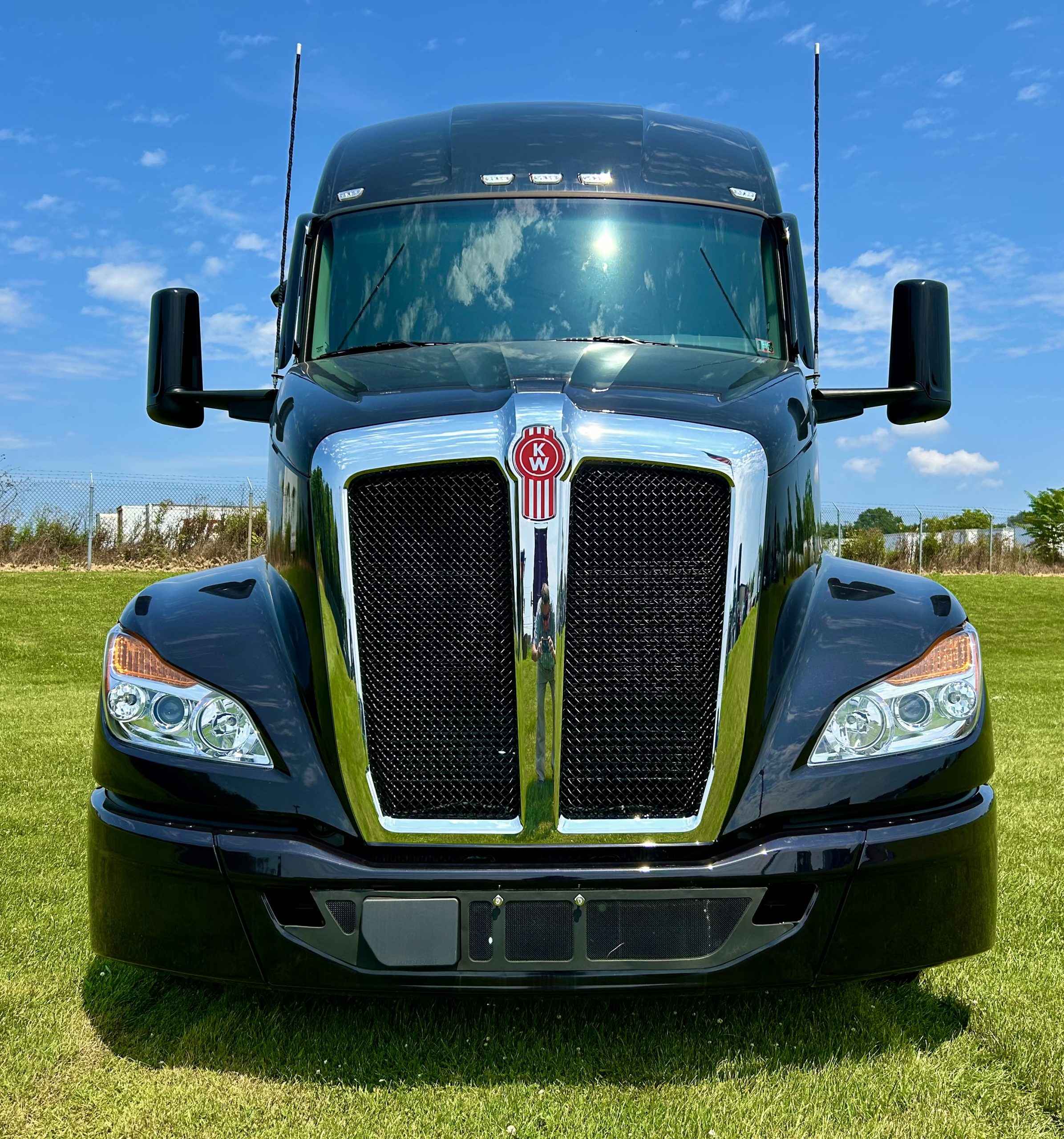 2025 KENWORTH T680 - image 2 of 6