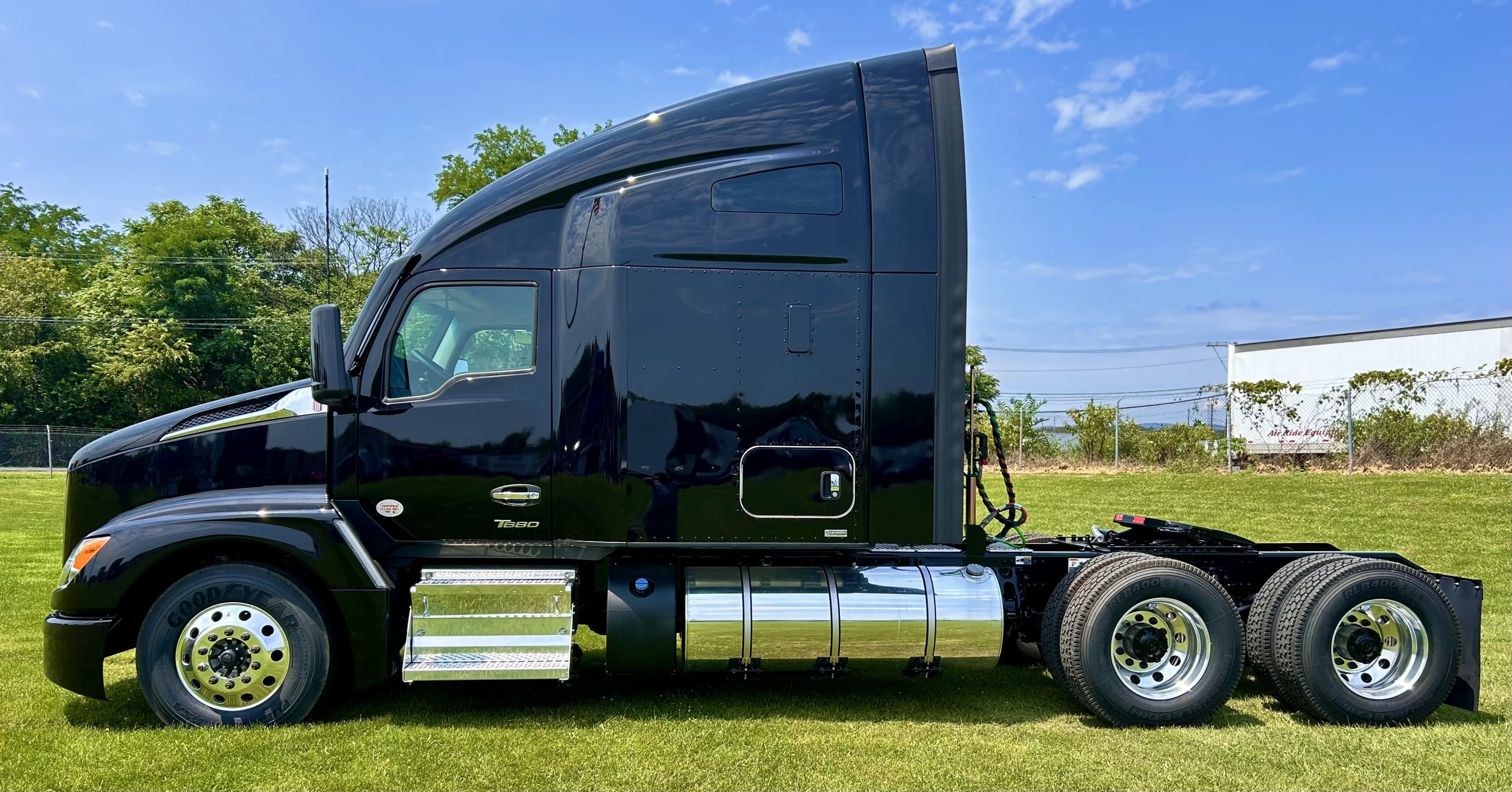 2025 KENWORTH T680 - image 3 of 6