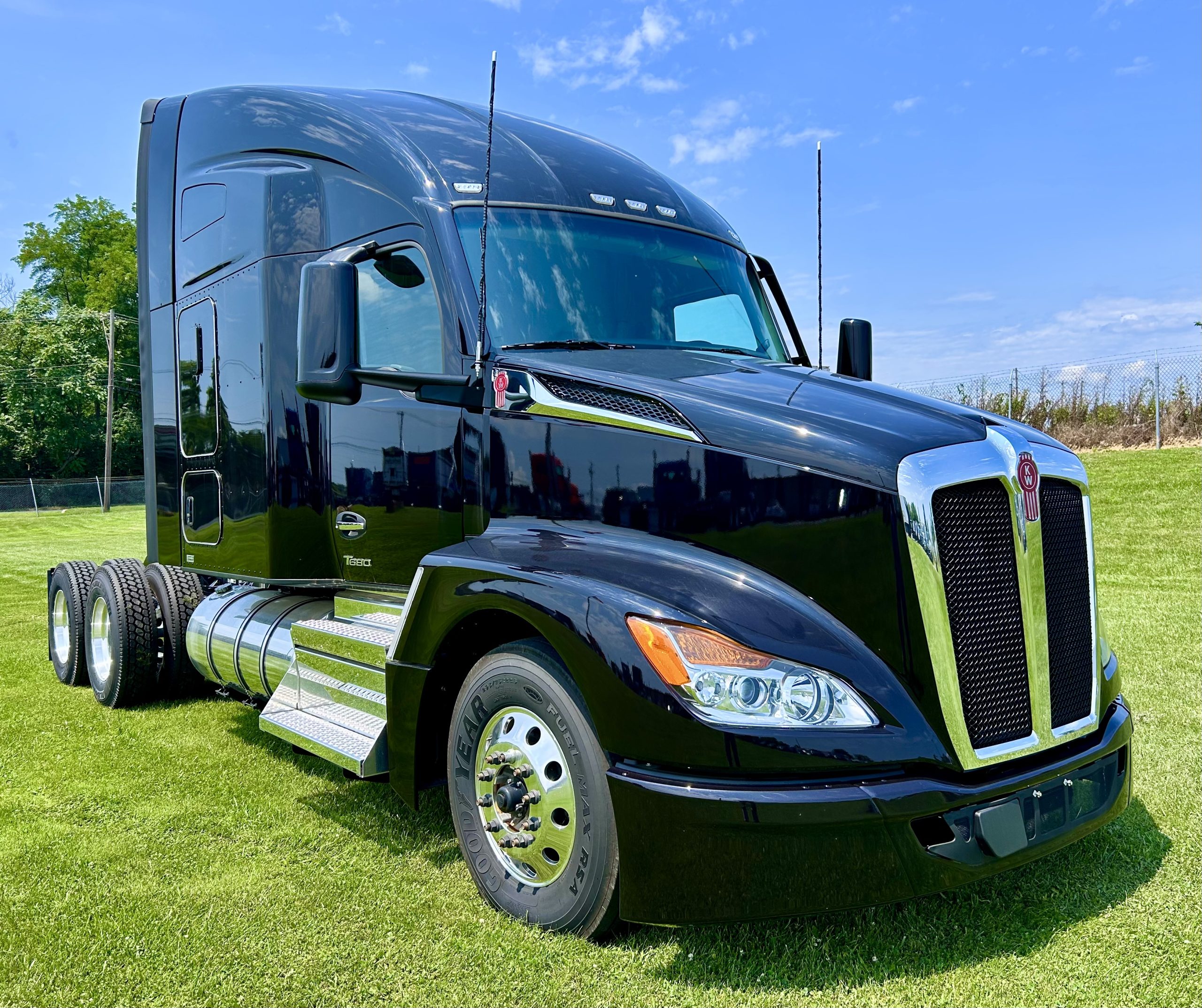 2025 KENWORTH T680 - image 4 of 6