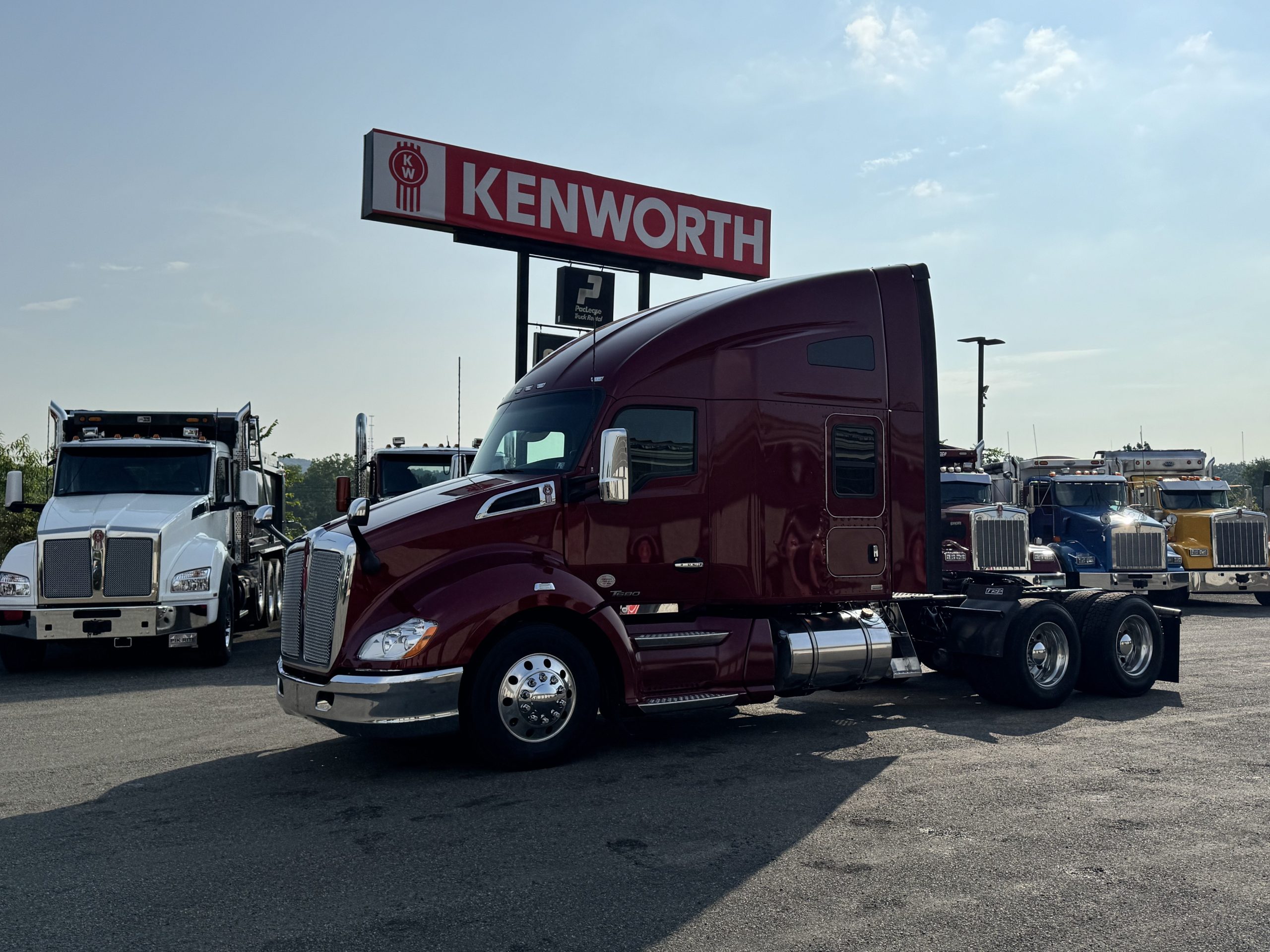2022 KENWORTH T680 - image 1 of 6