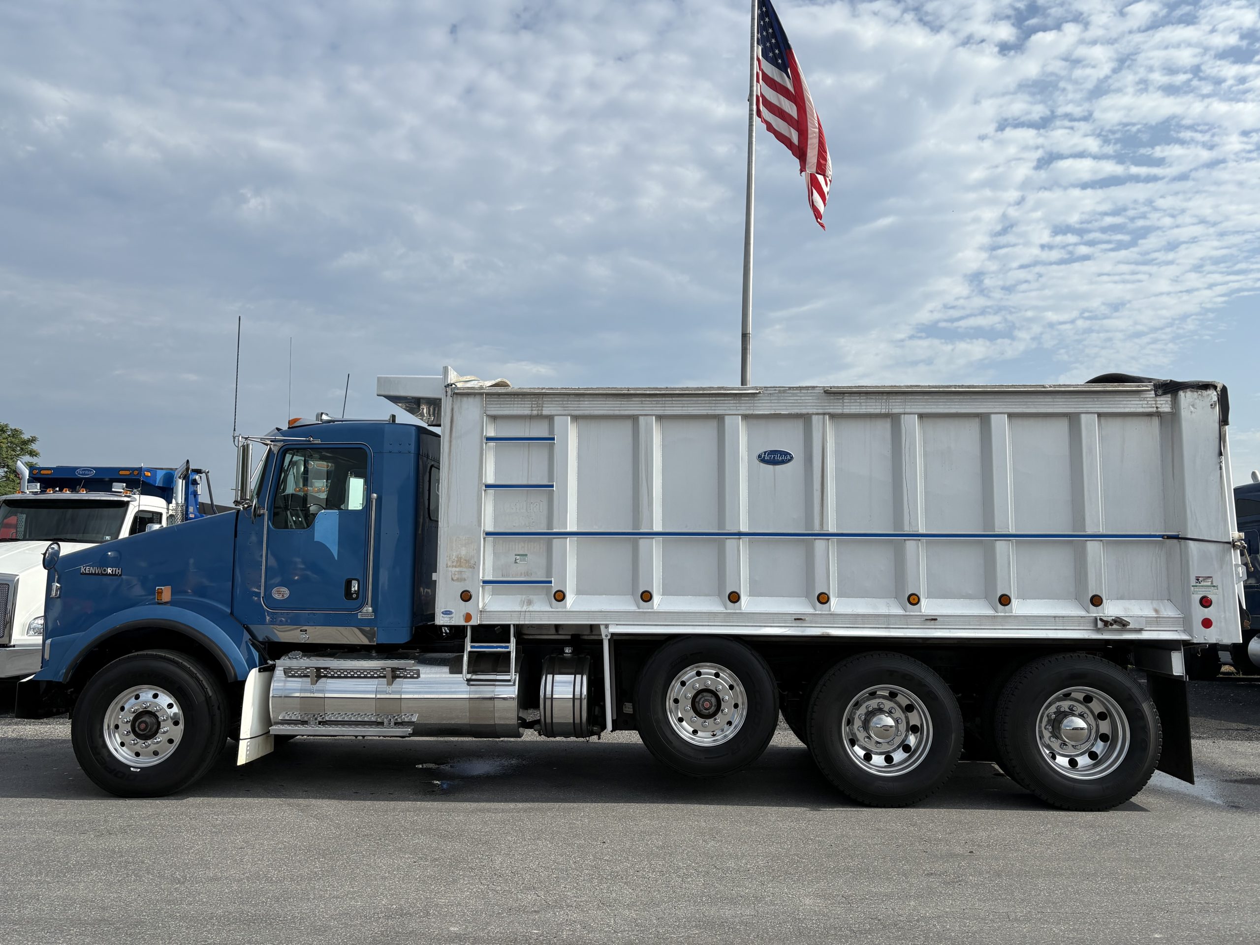 2022 KENWORTH T800 - image 1 of 6