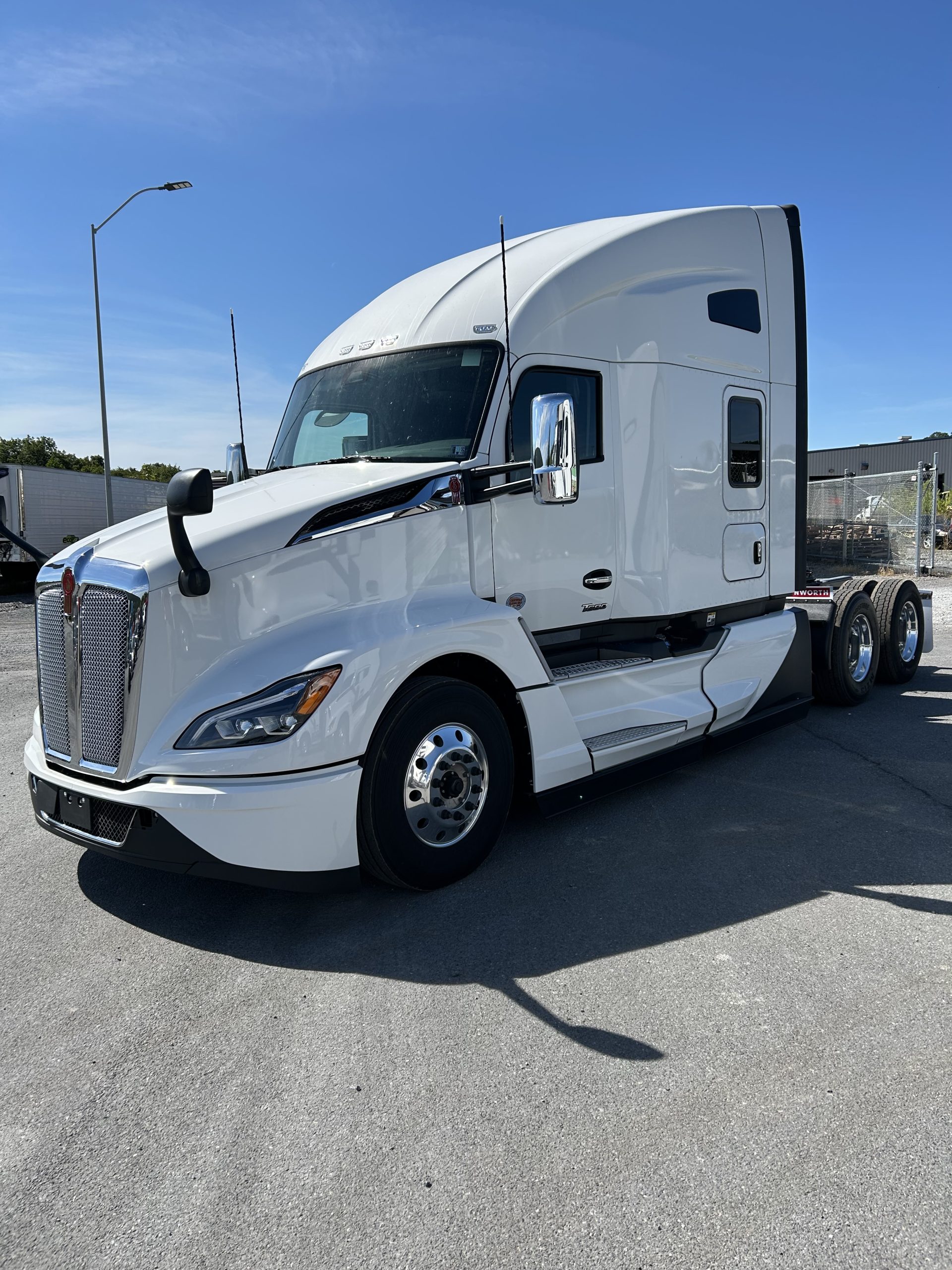 2026 KENWORTH T680 - image 1 of 6