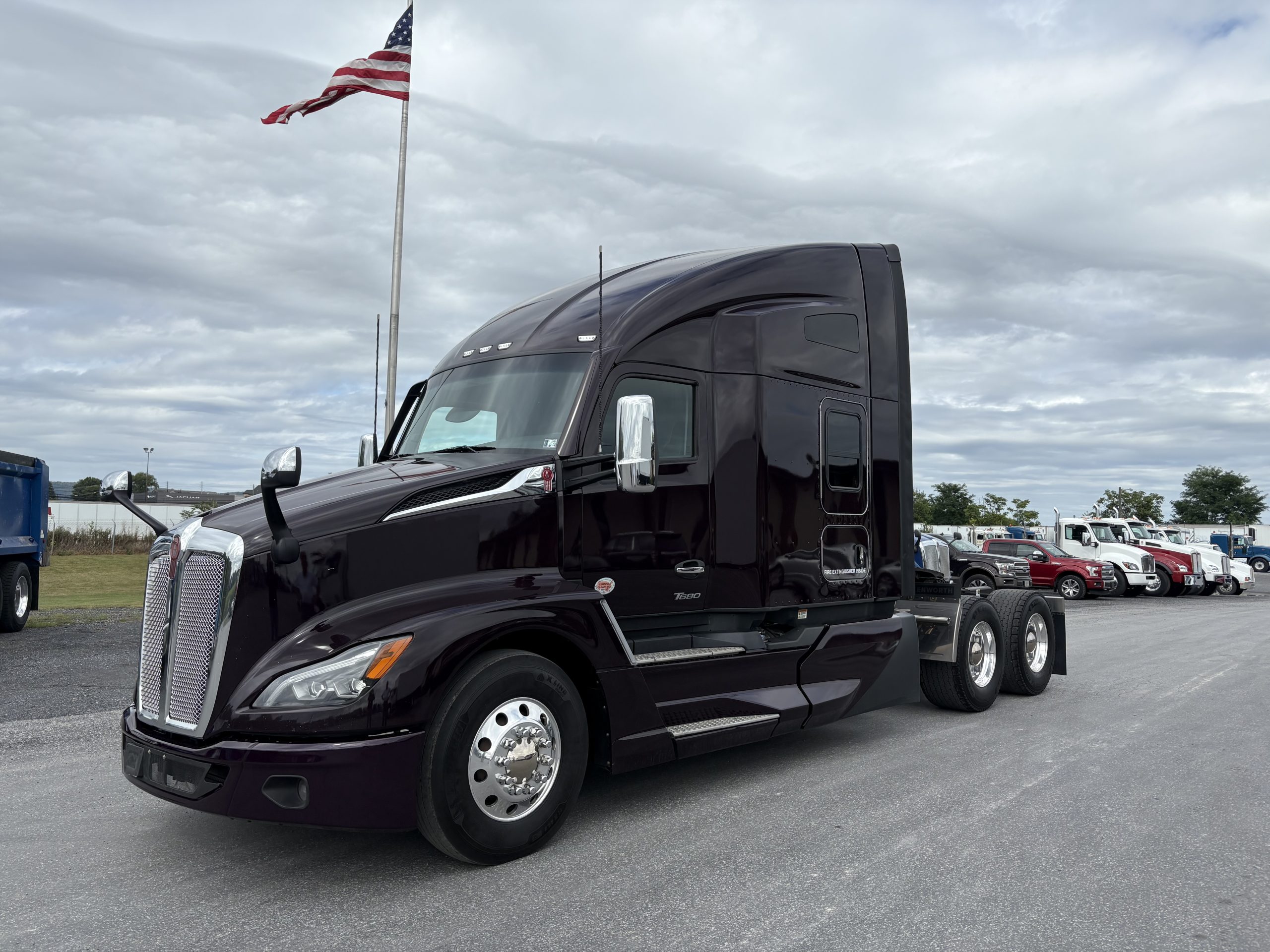 2025 KENWORTH T680 - image 1 of 6