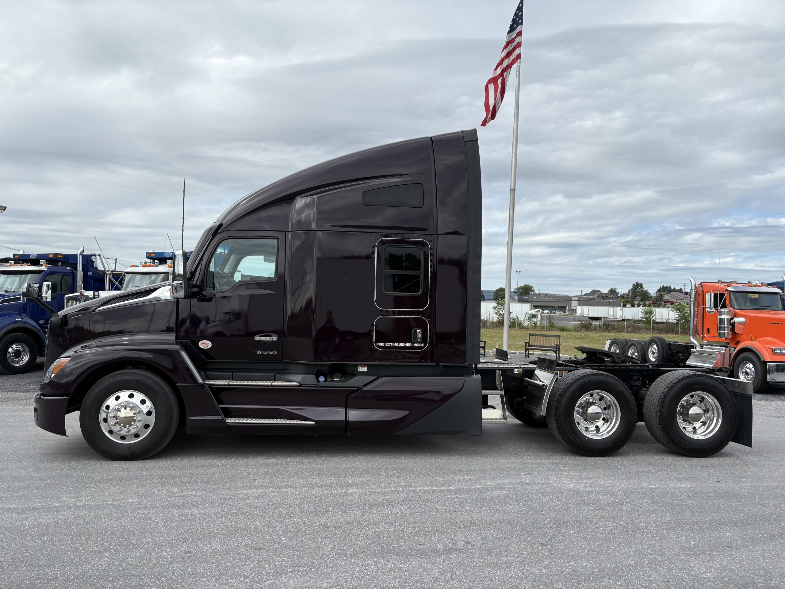 2025 KENWORTH T680 - image 2 of 6