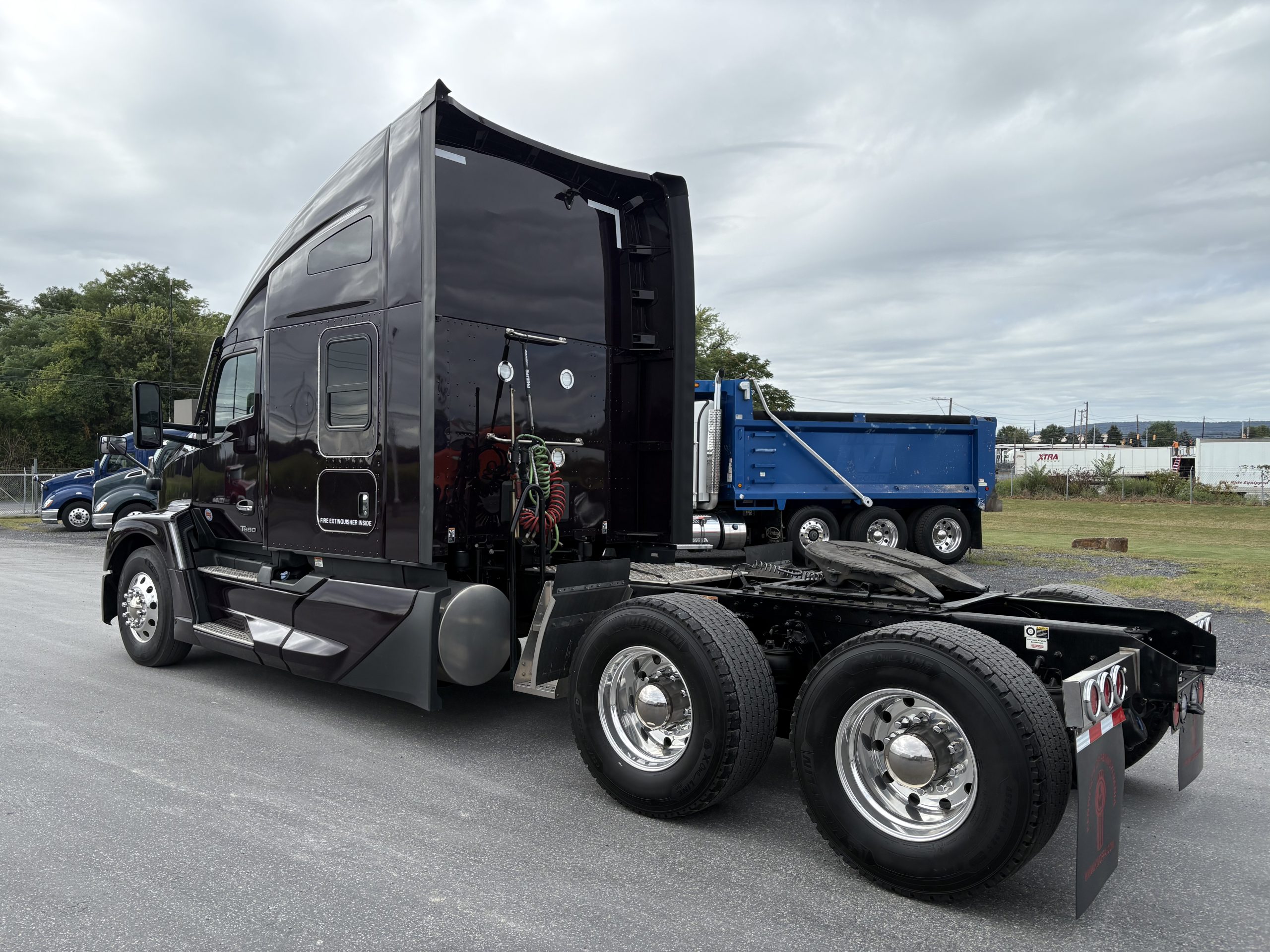 2025 KENWORTH T680 - image 3 of 6