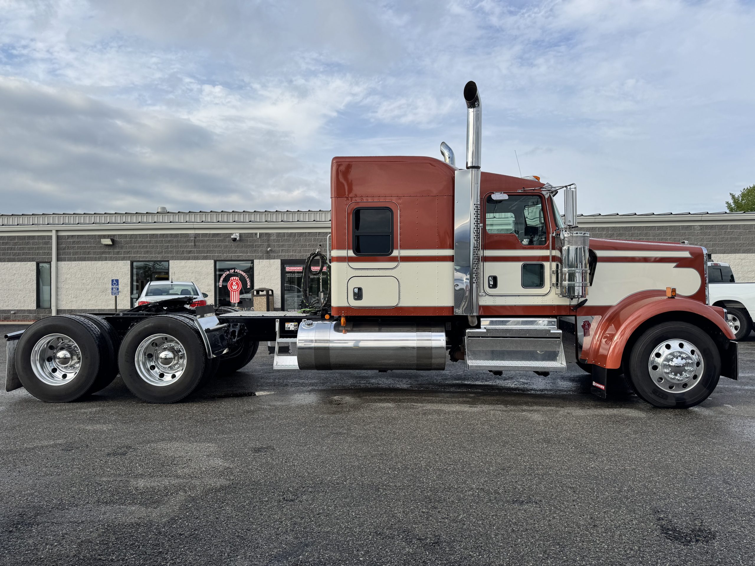 2022 KENWORTH W900L - image 4 of 6