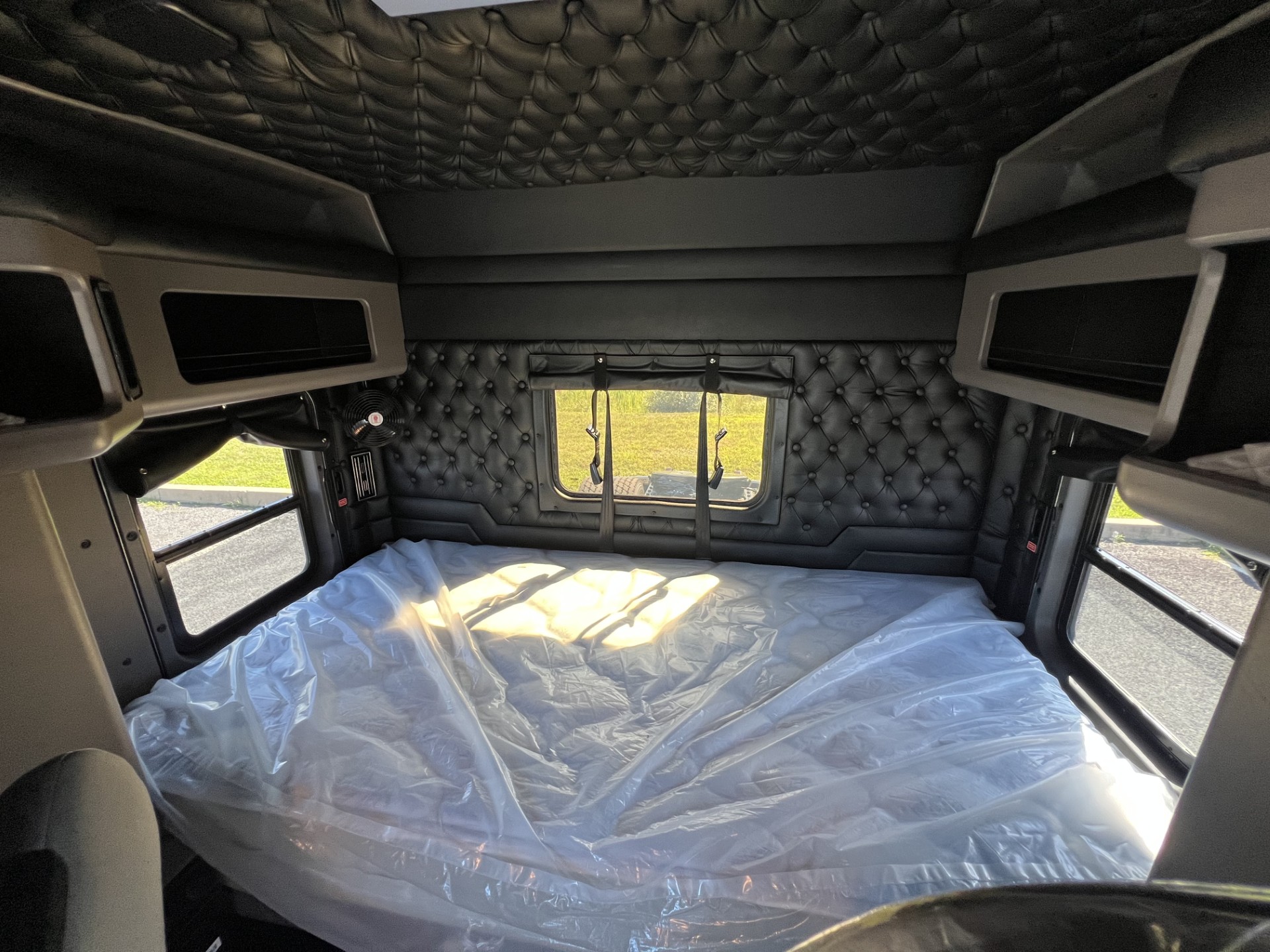 2026 KENWORTH W900L KD218572-18 2026 KENWORTH W900L KD218572-18