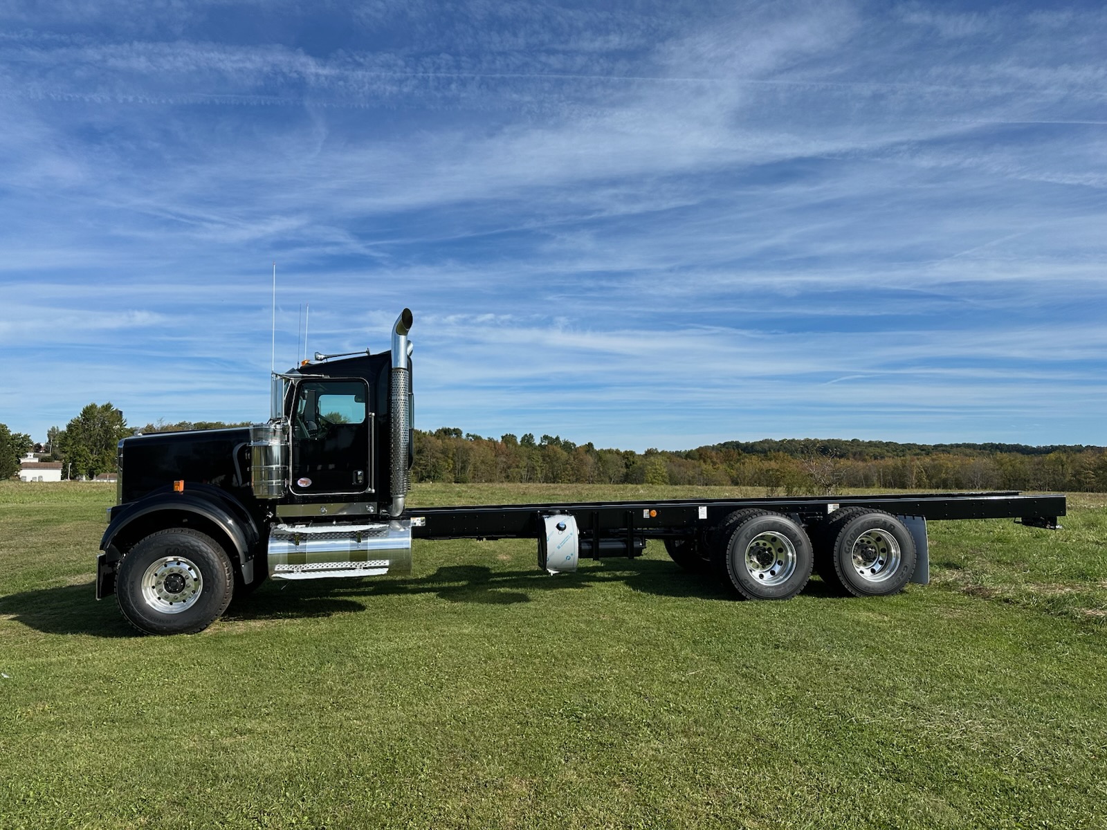 2025 KENWORTH W900 - image 2 of 6
