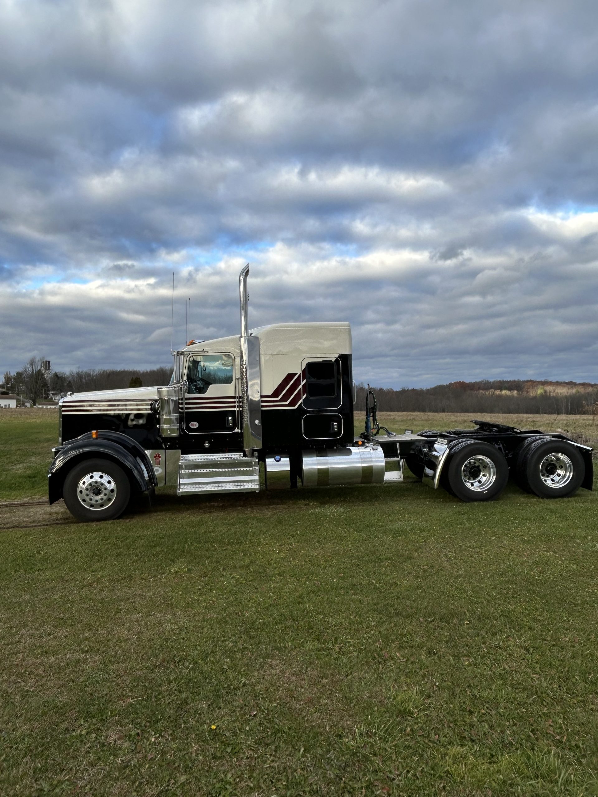 2026 KENWORTH W900 - image 2 of 6