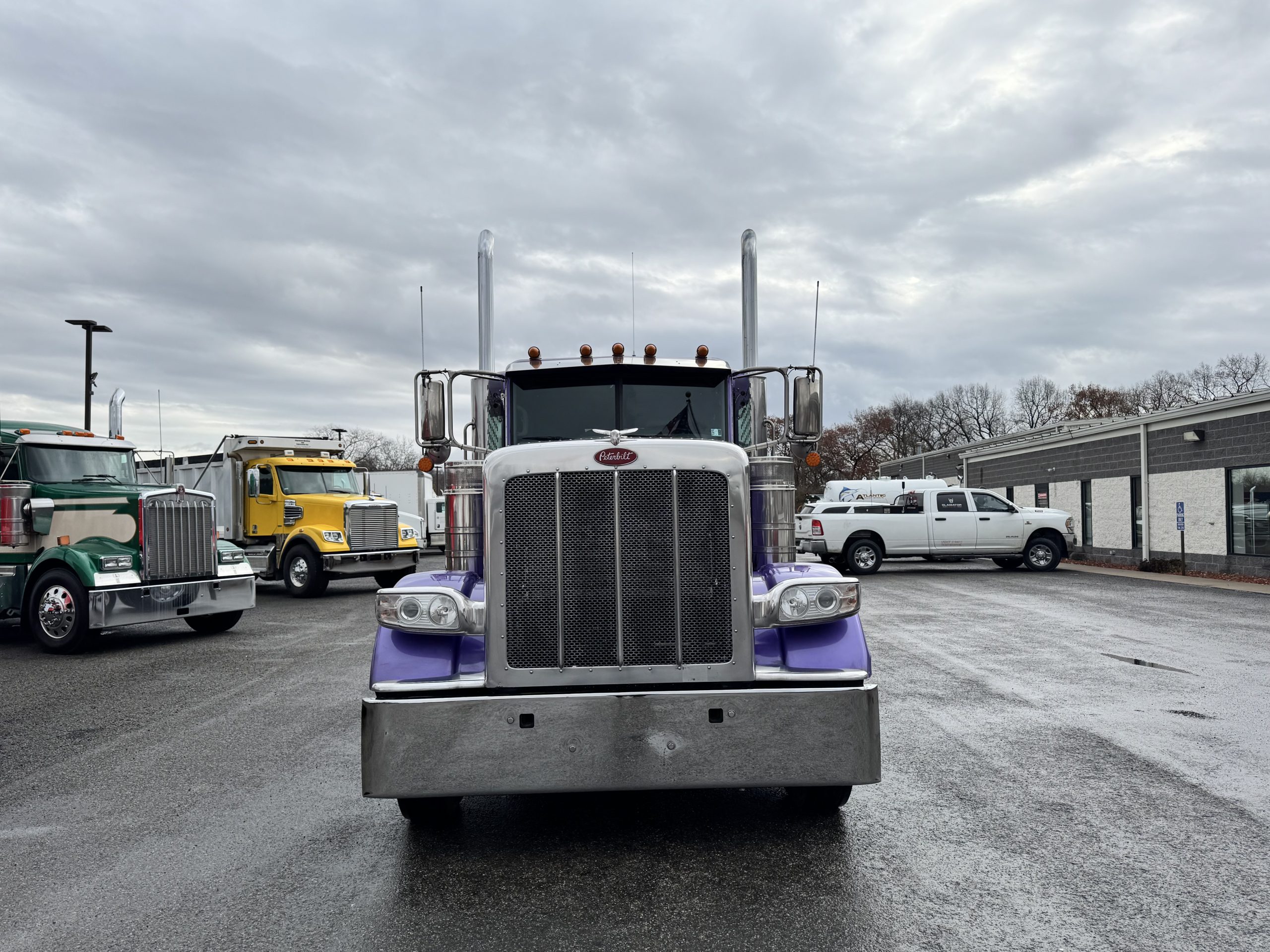 2022 PETERBILT 389 - image 2 of 6