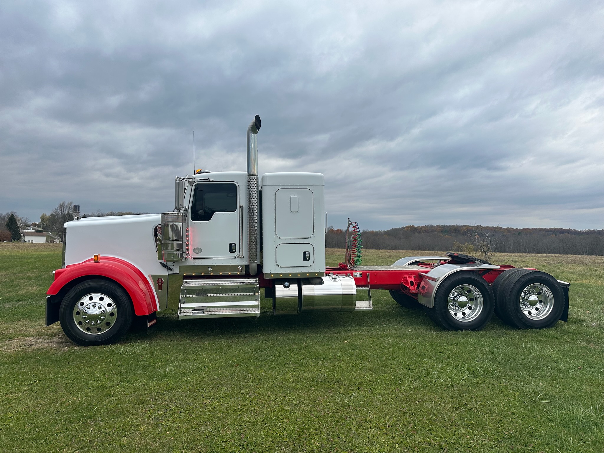 2022 KENWORTH W900L TV490368-10 2022 KENWORTH W900L TV490368-10