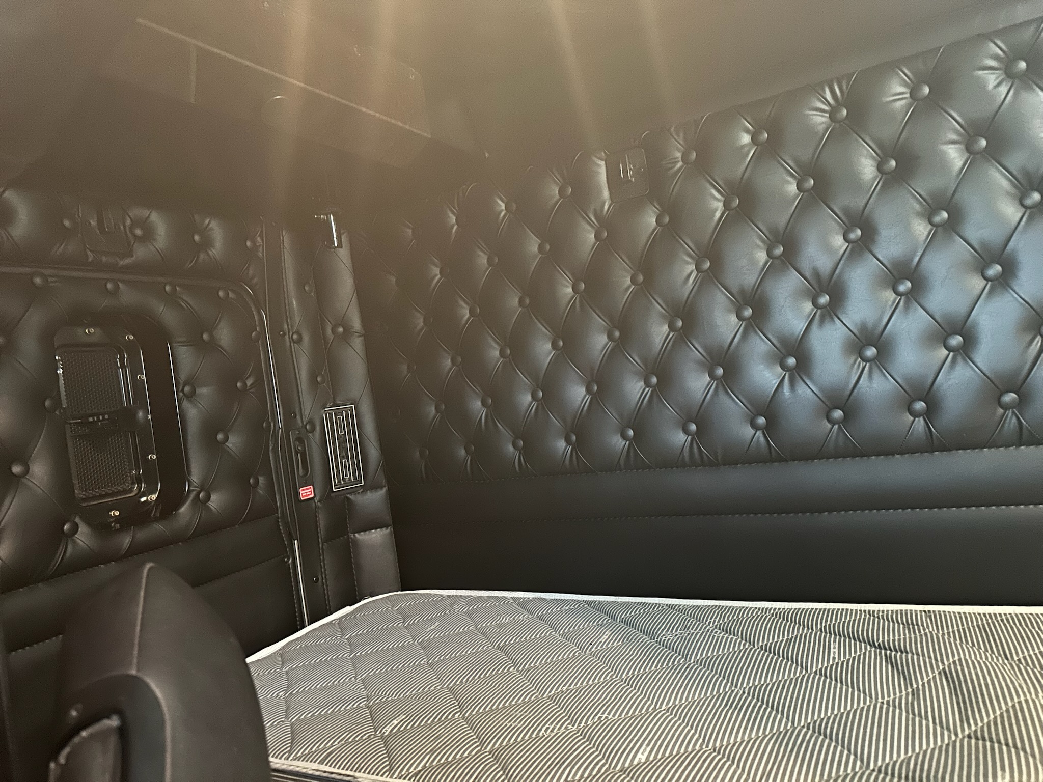 2022 KENWORTH W900L TV490368-13 2022 KENWORTH W900L TV490368-13