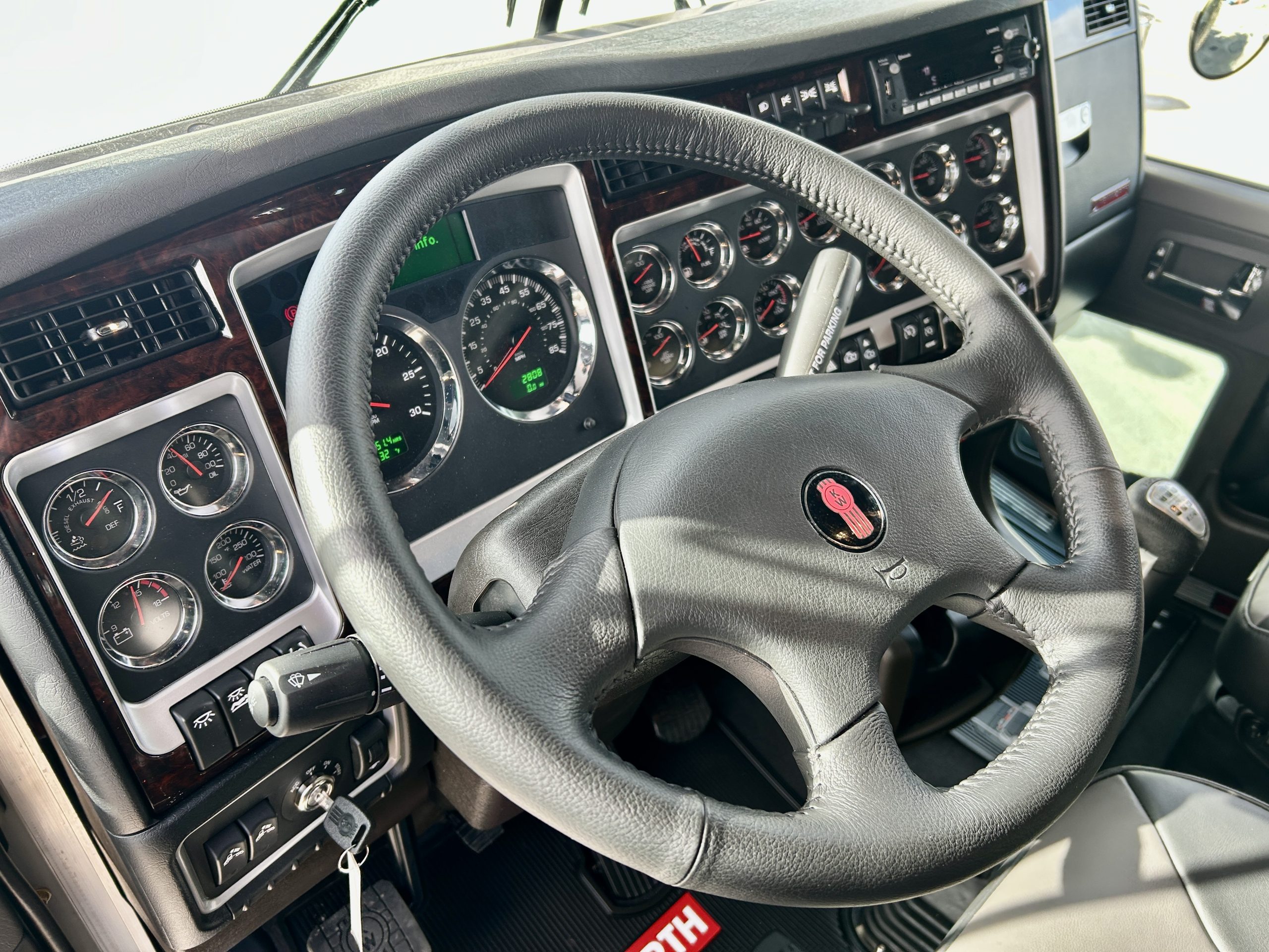 2026 KENWORTH W900L KC225192-11 2026 KENWORTH W900L KC225192-11