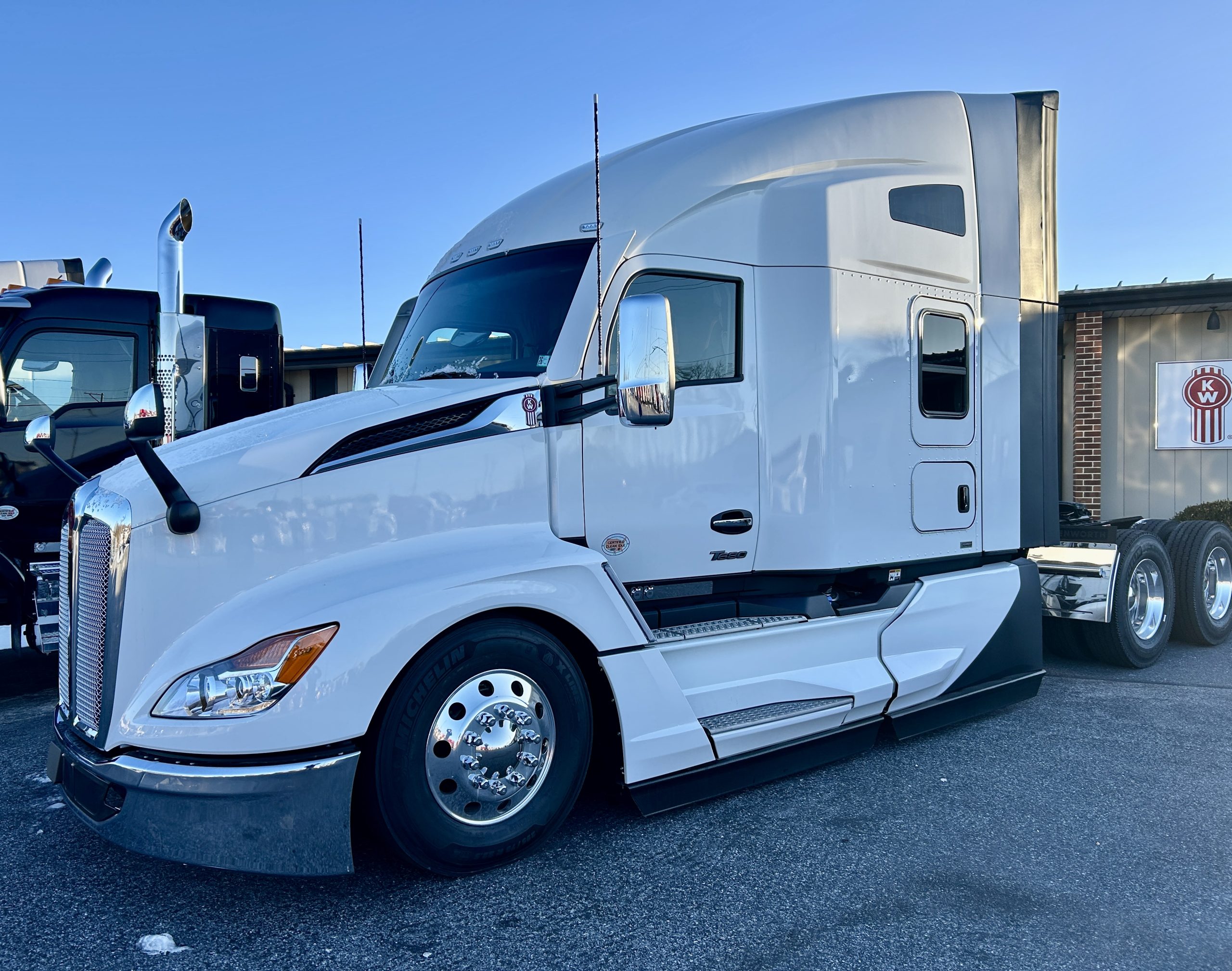 2026 KENWORTH T680 2026 KENWORTH T680 - image 1 of 3