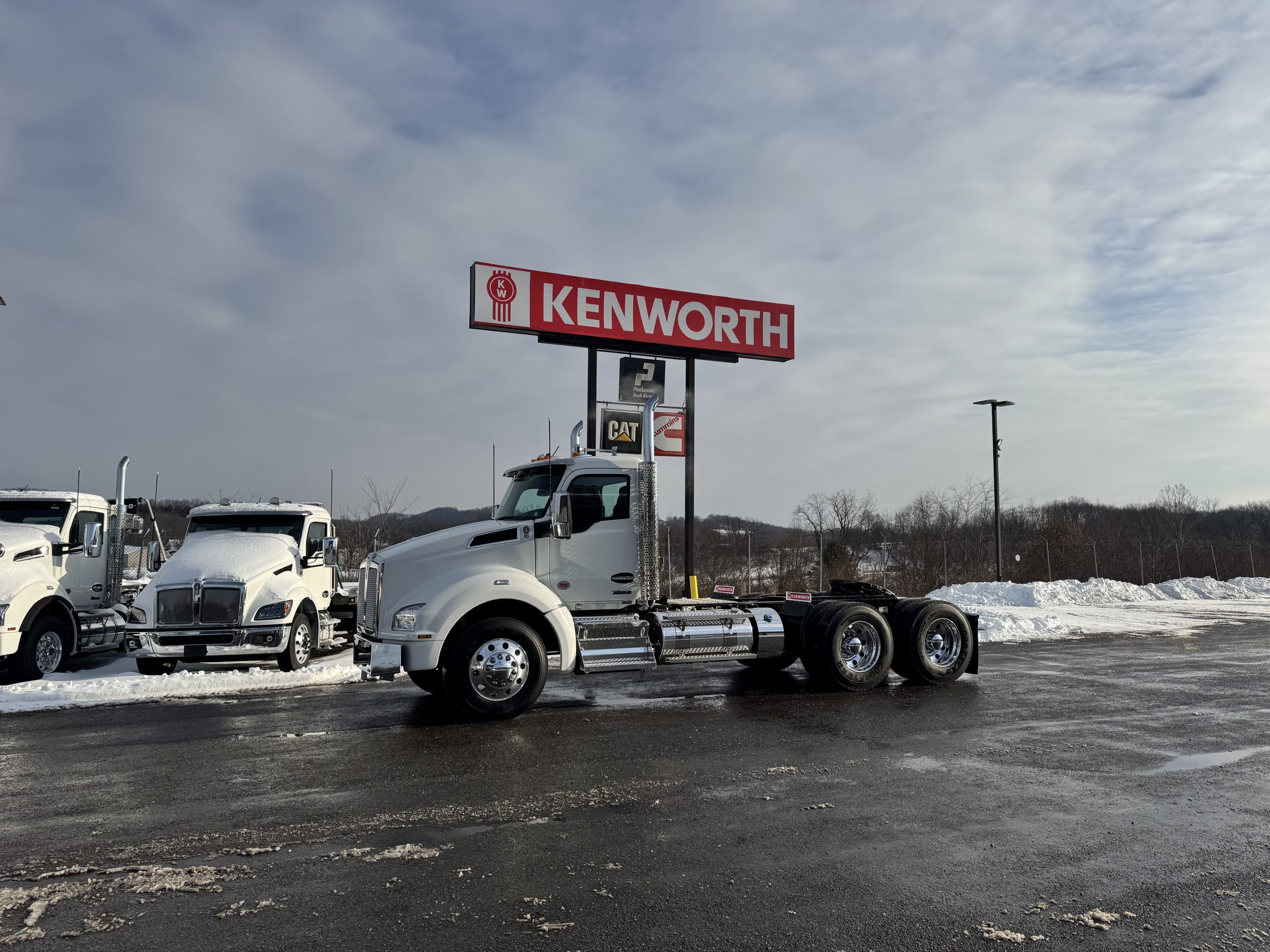 2027 KENWORTH T880 - image 1 of 6