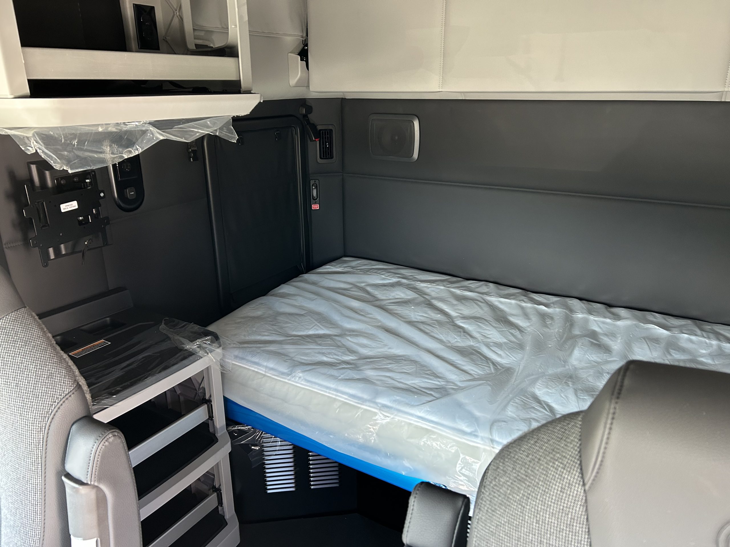 2026 KENWORTH T680 2026 KENWORTH T680 - image 3 of 6