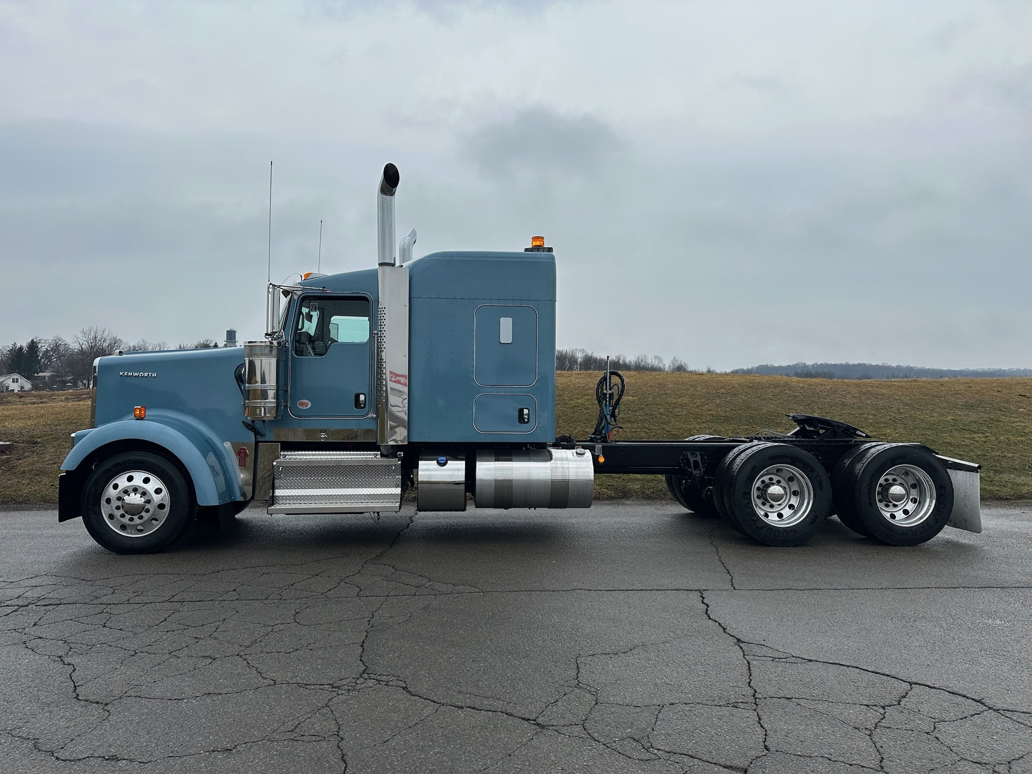2026 KENWORTH W900 - image 2 of 6