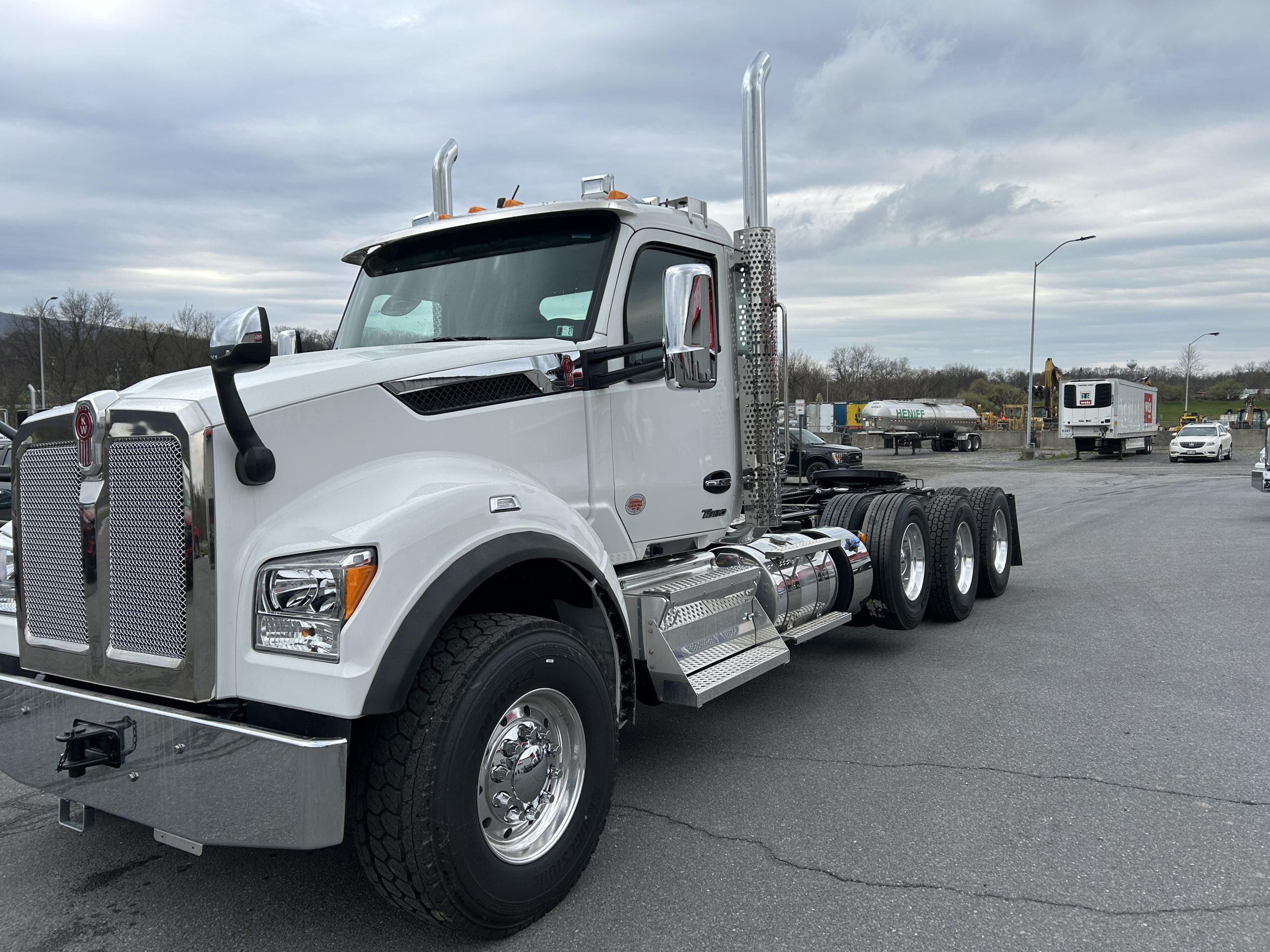 2027 KENWORTH T880 - image 1 of 6