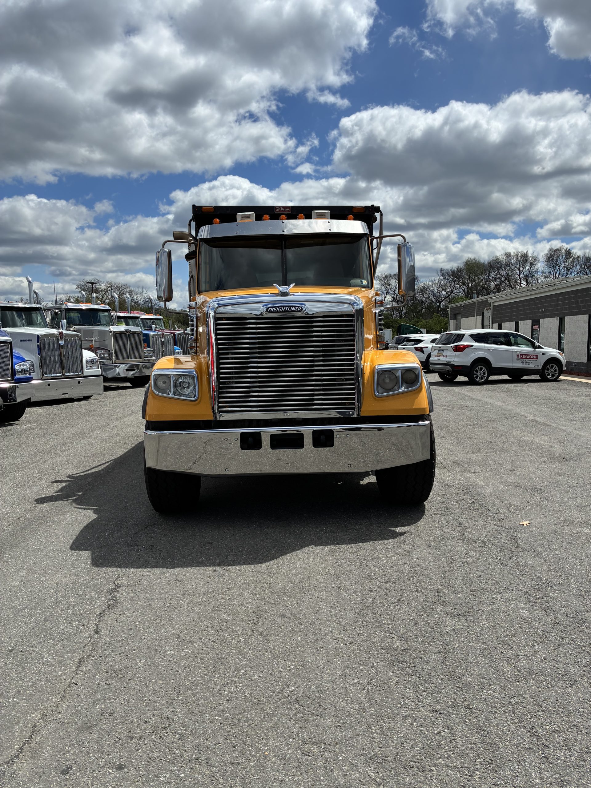 2020 FREIGHTLINER 122SD SFA - image 2 of 6