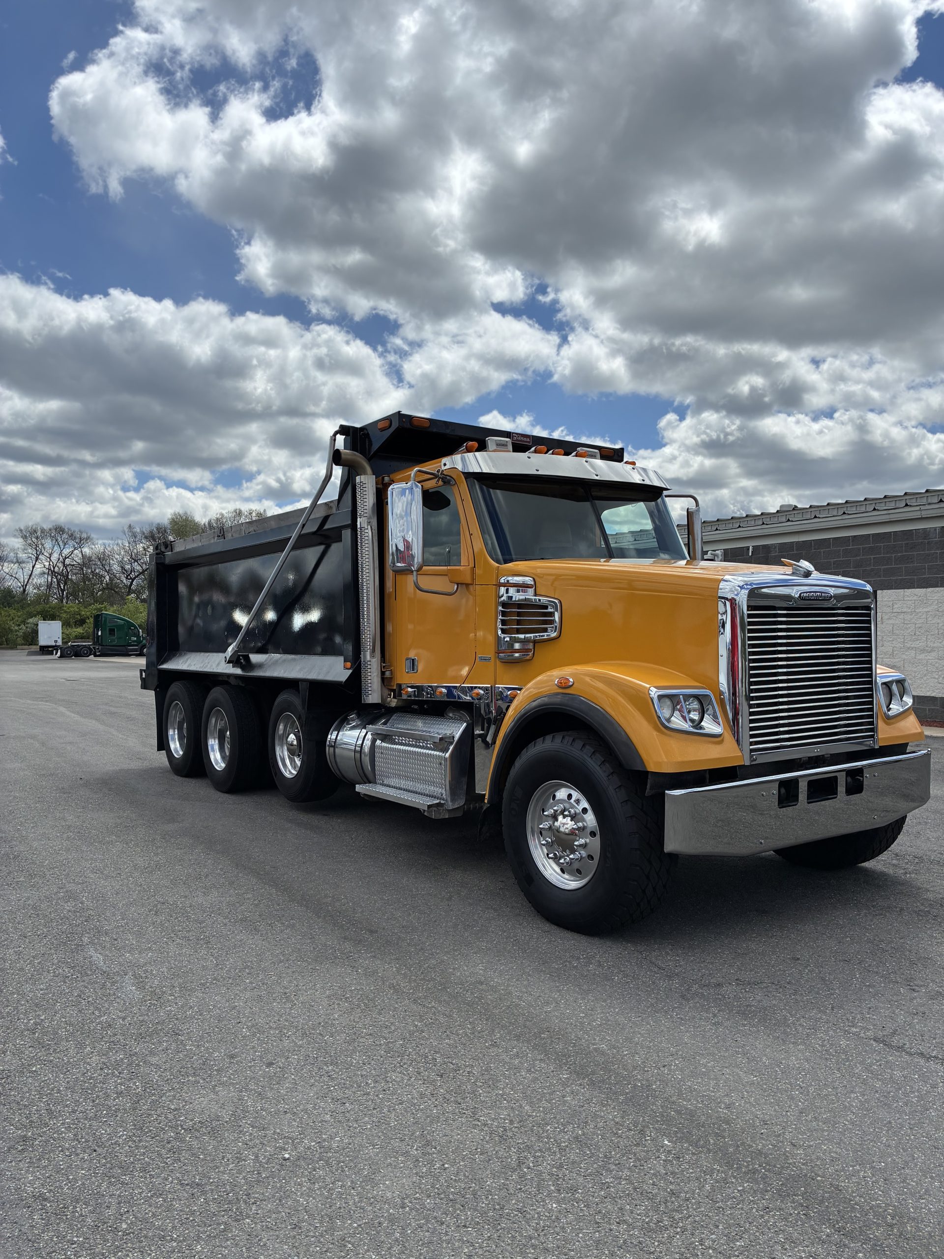 2020 FREIGHTLINER 122SD SFA - image 4 of 6