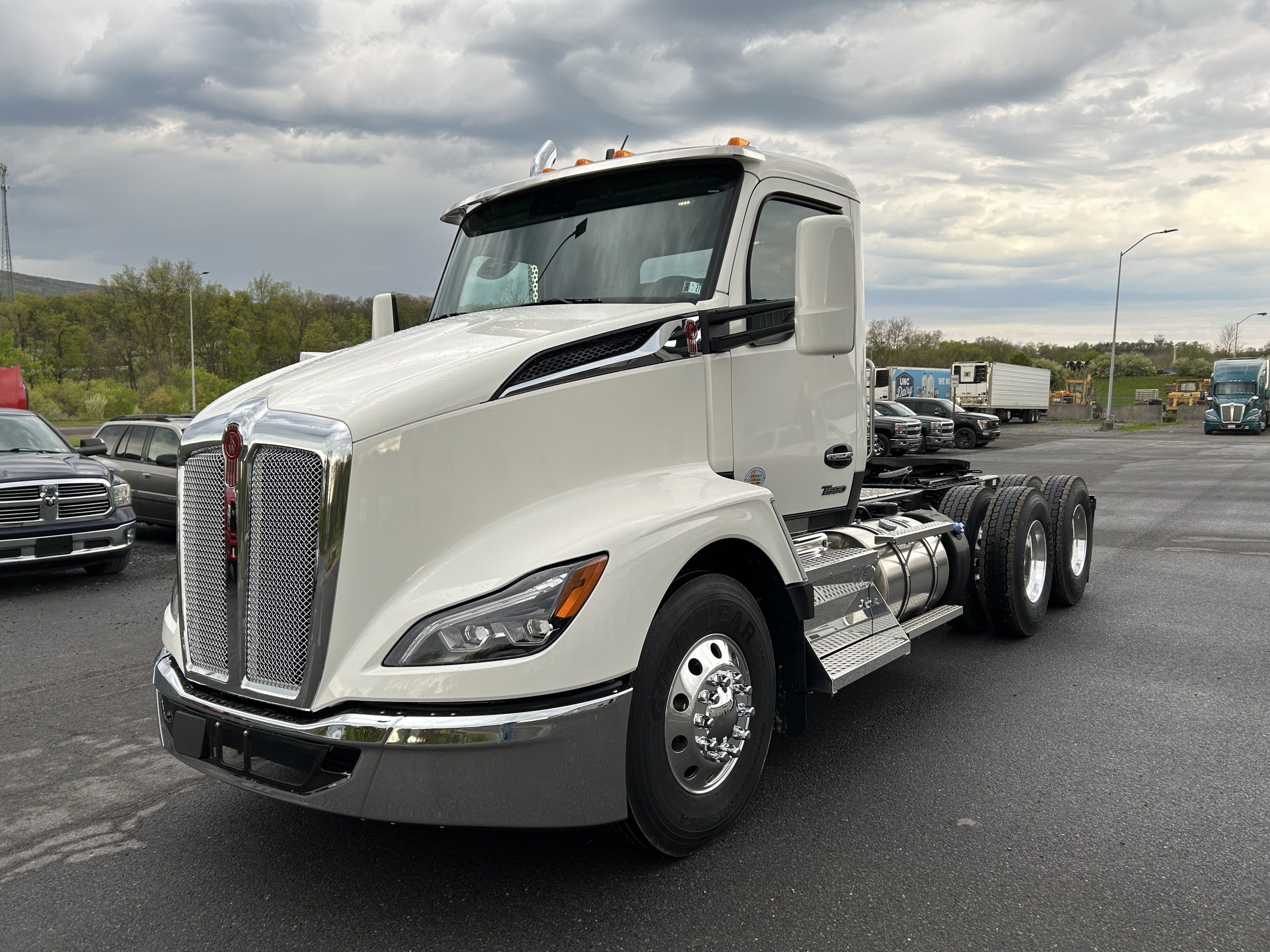 2027 KENWORTH T680 - image 1 of 6