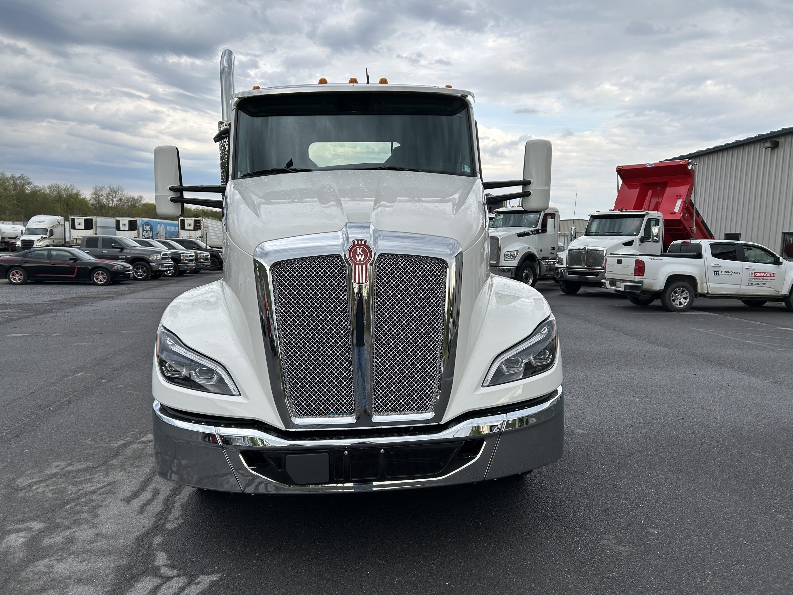 2027 KENWORTH T680 - image 2 of 6