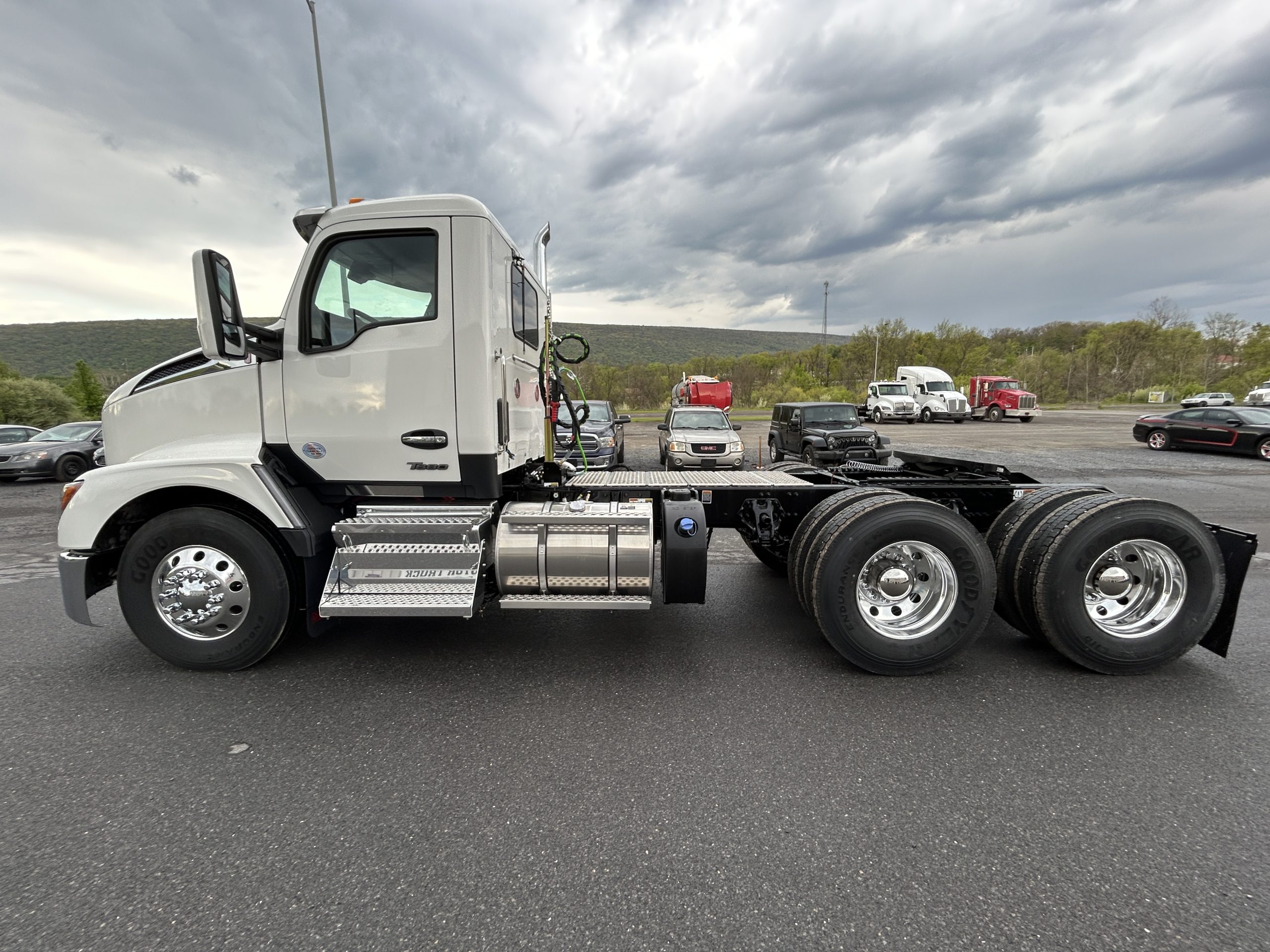 2027 KENWORTH T680 - image 3 of 6