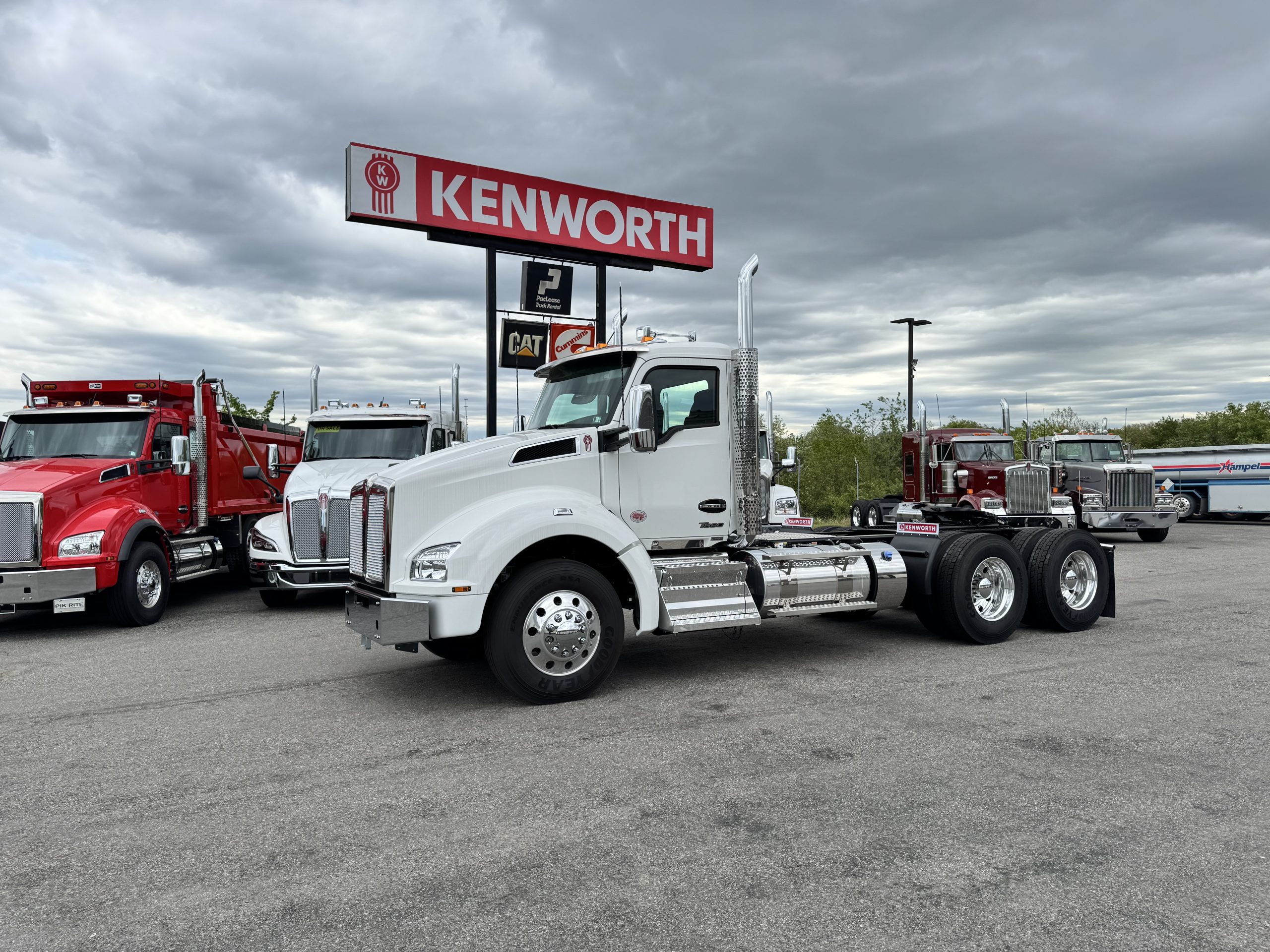2027 KENWORTH T880 - image 1 of 6
