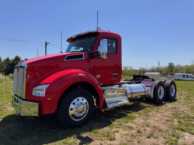 2027 KENWORTH T880 - image 1 of 6