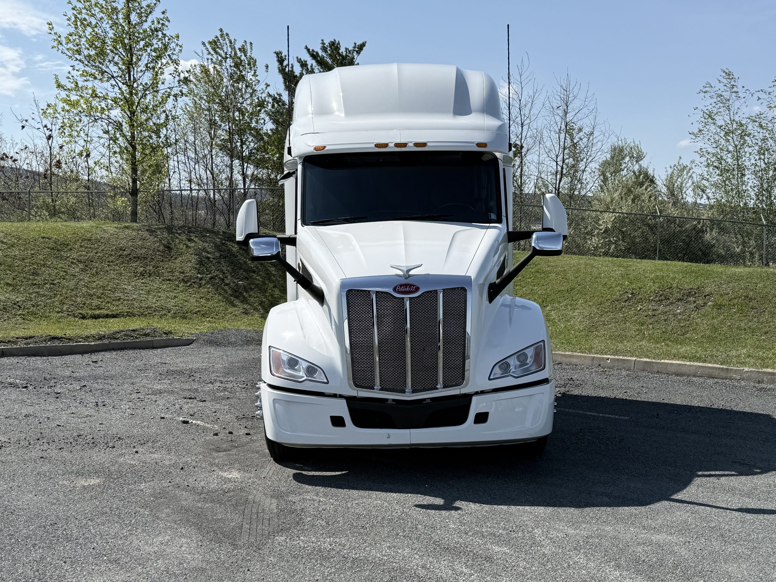 2023 PETERBILT 579 - image 2 of 6