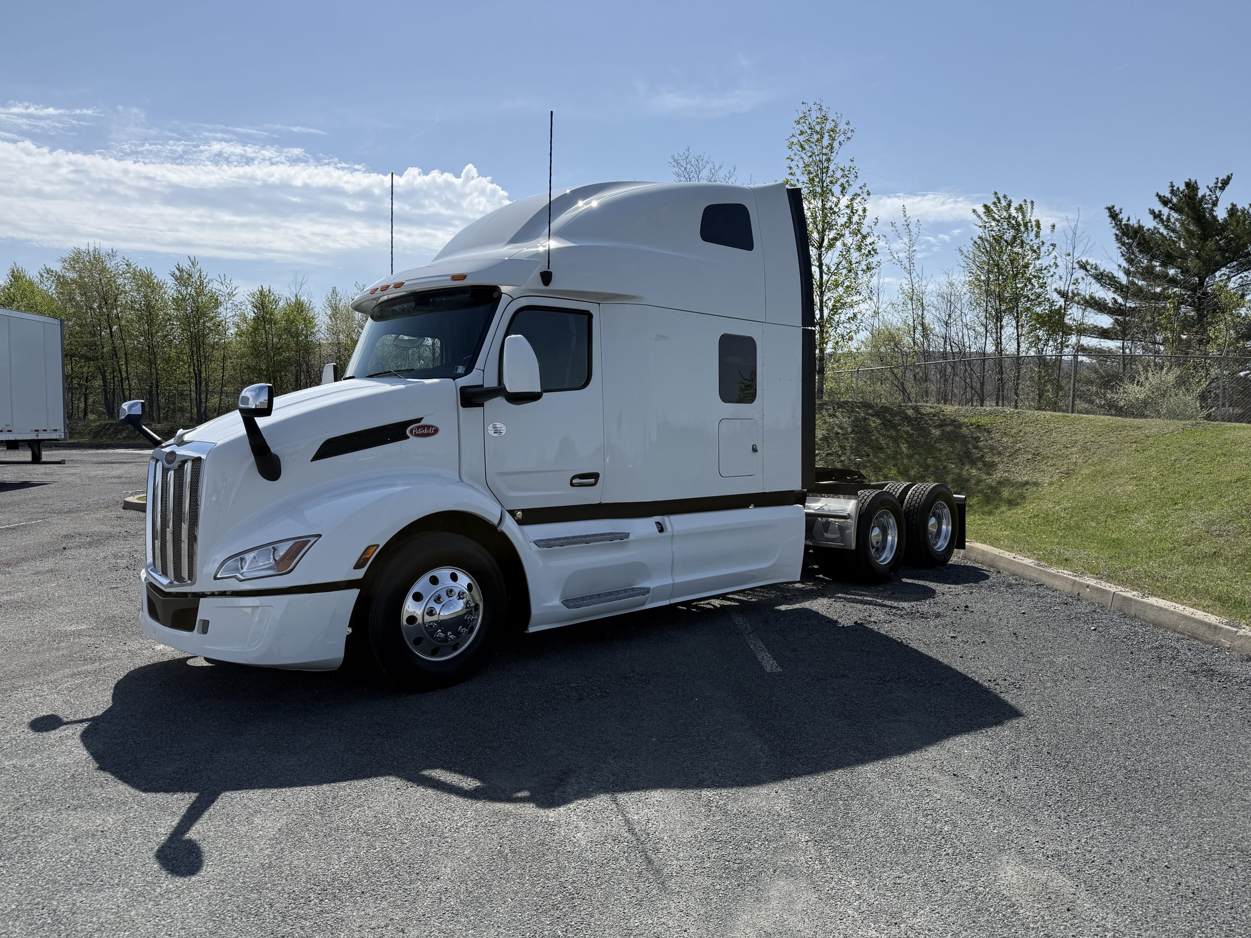 2023 PETERBILT 579 - image 3 of 6