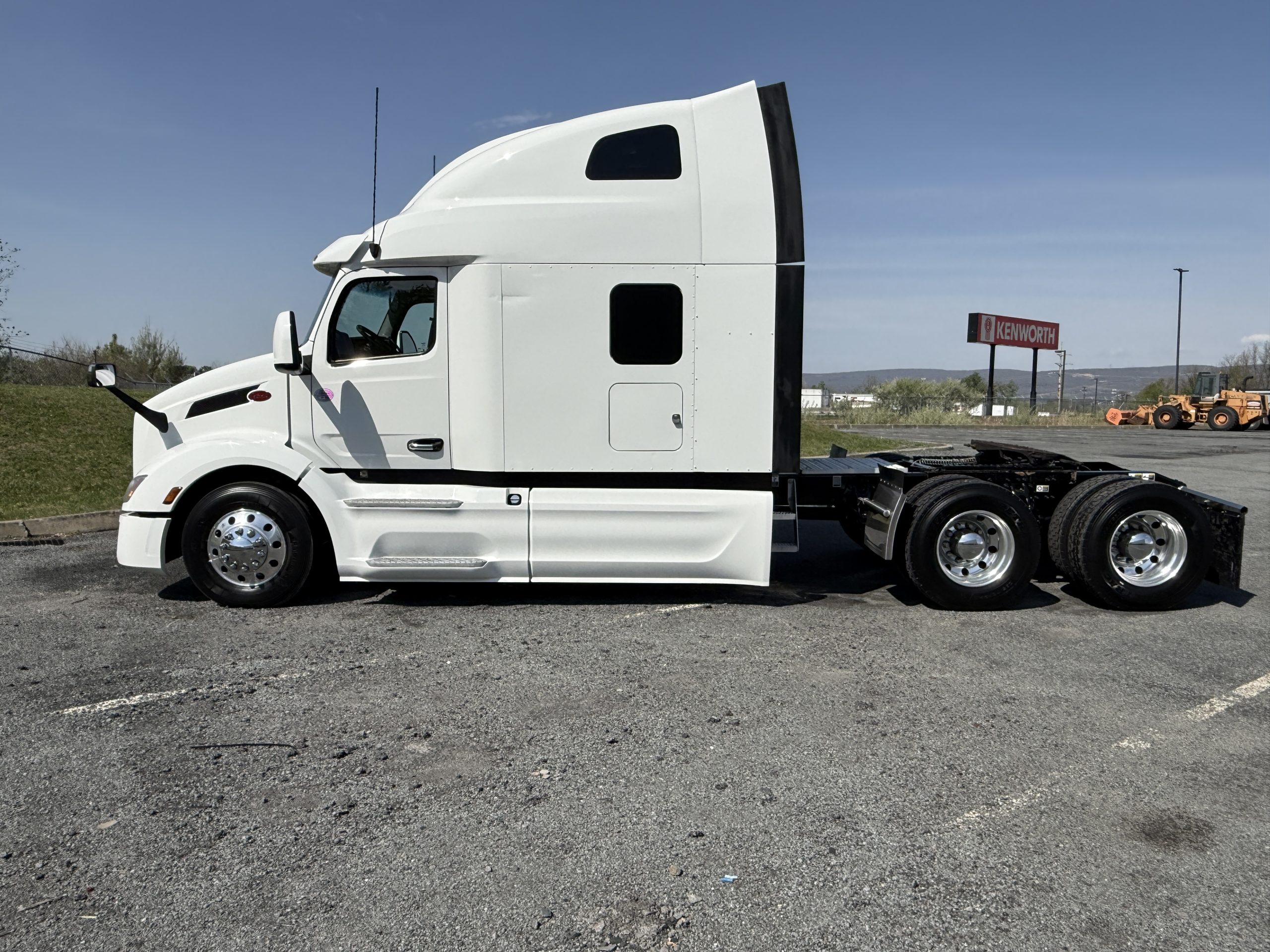 2023 PETERBILT 579 - image 4 of 6