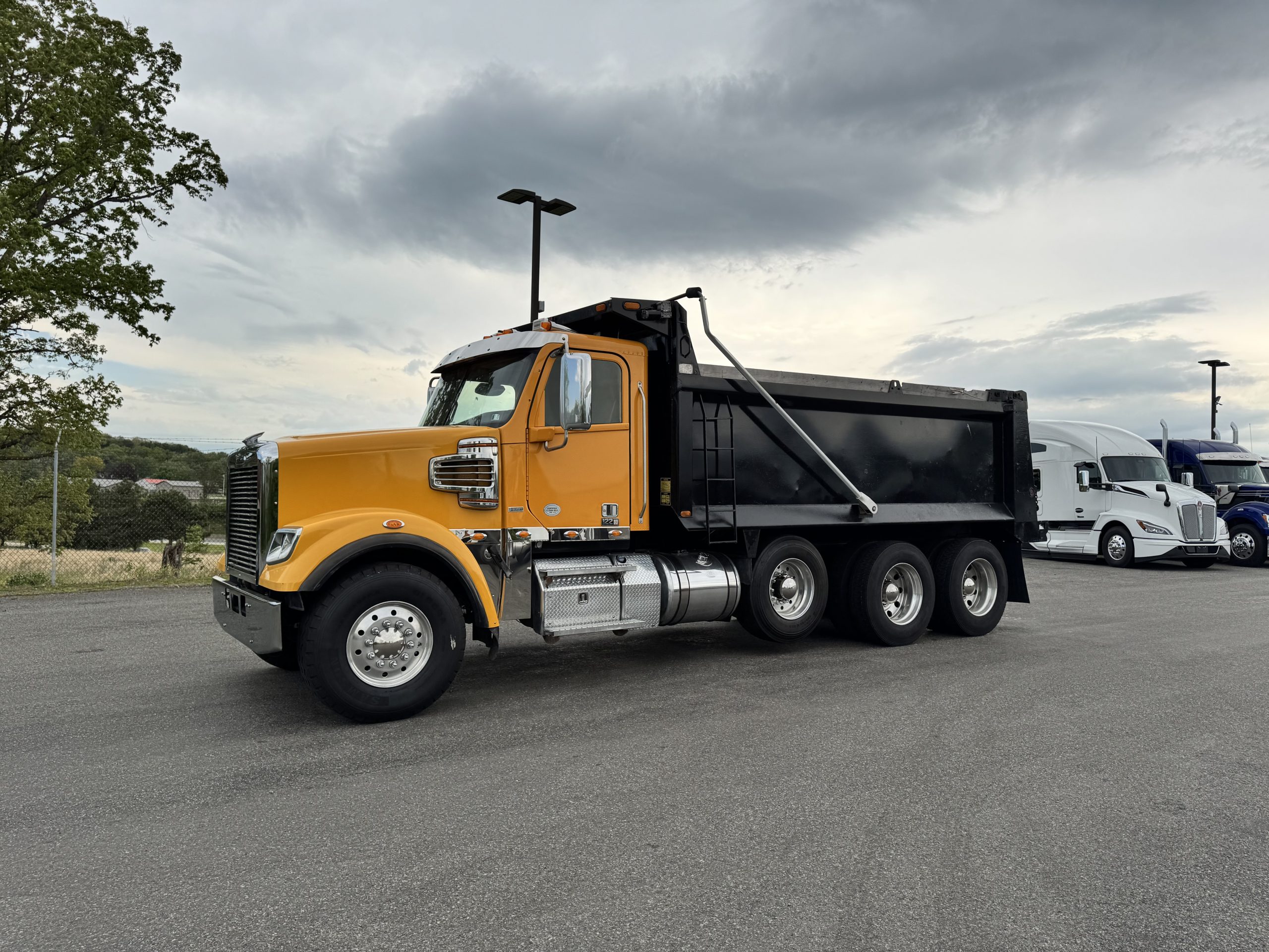 2020 FREIGHTLINER 122SD SFA - image 1 of 6