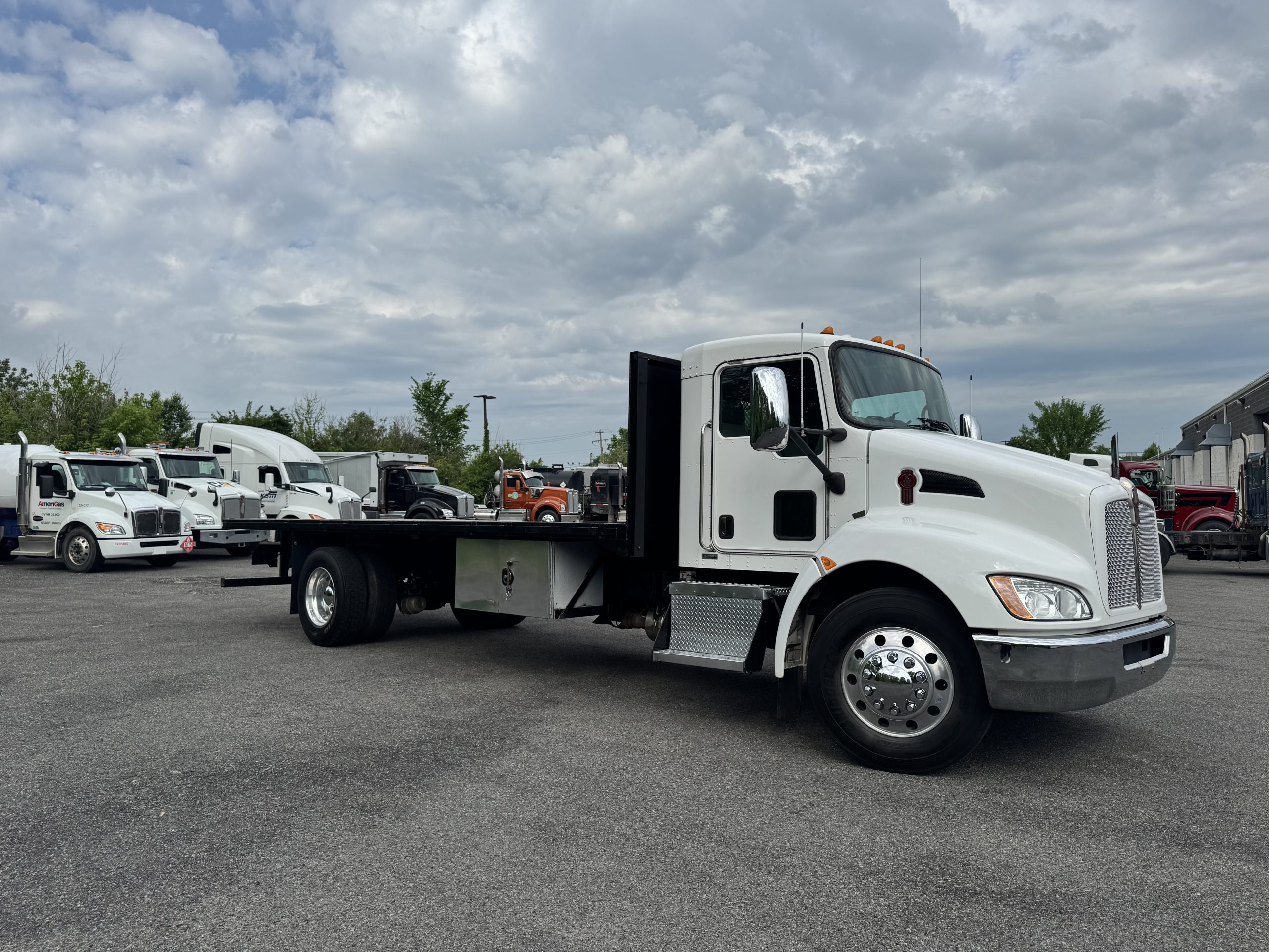 2019 KENWORTH T270 - image 3 of 6