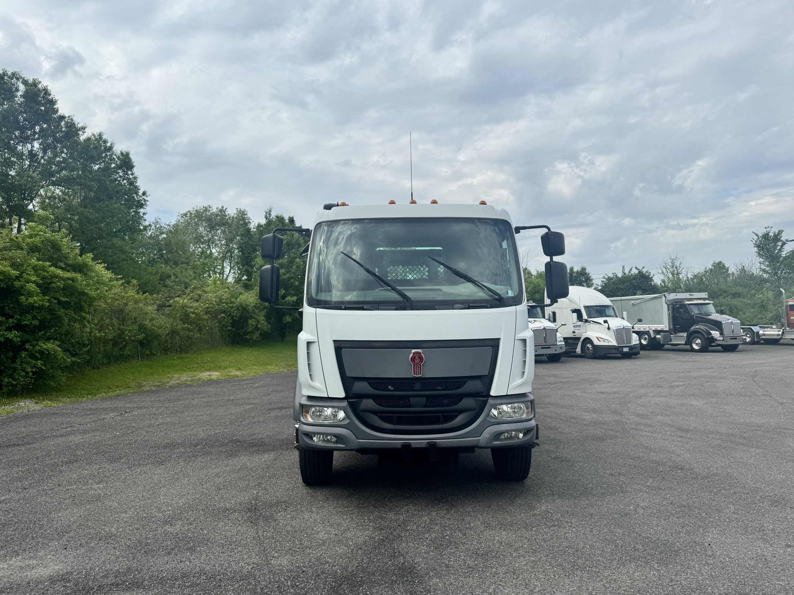2017 KENWORTH K270 - image 2 of 6