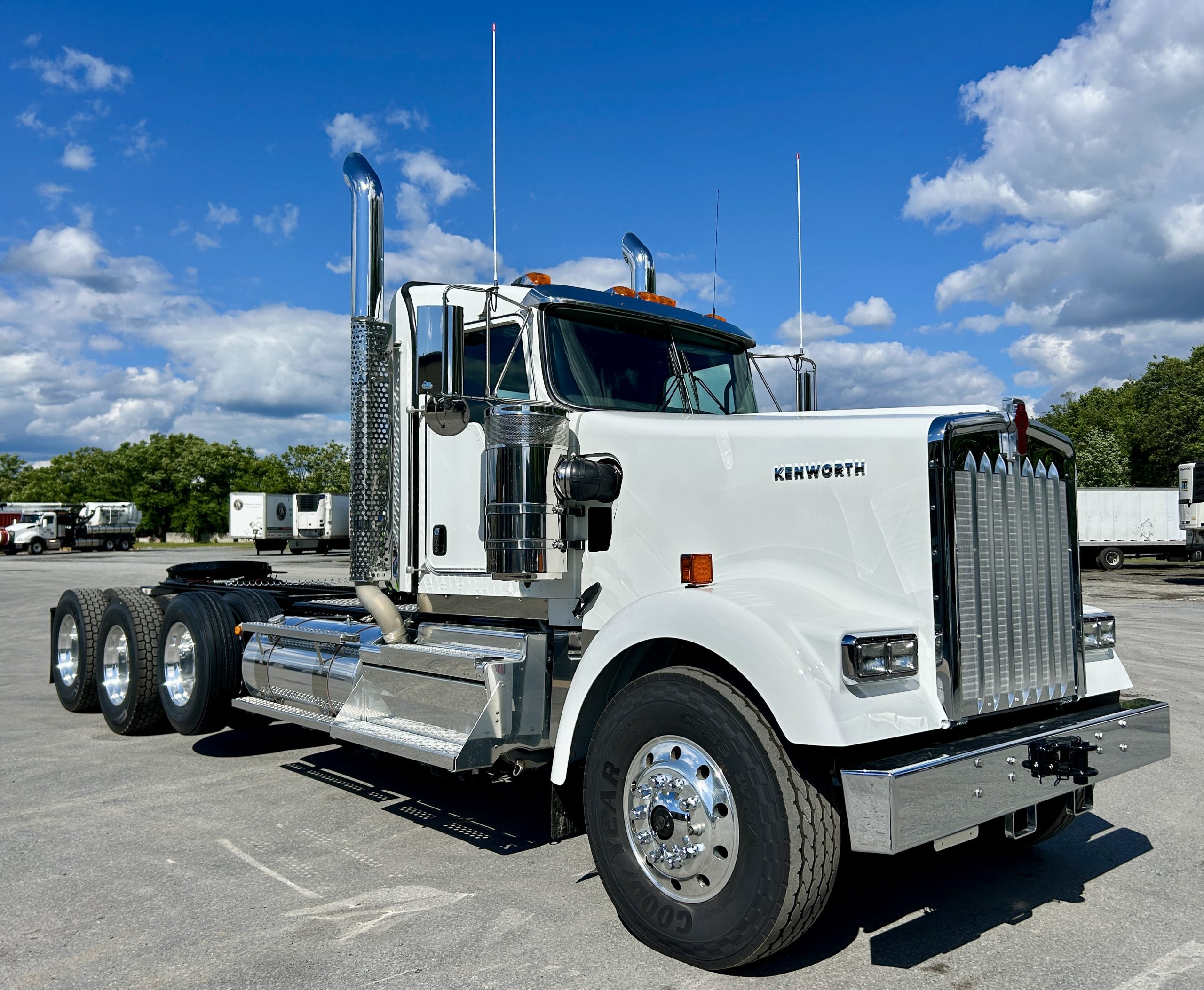 2027 KENWORTH W900L 2027 KENWORTH W900L - image 3 of 6
