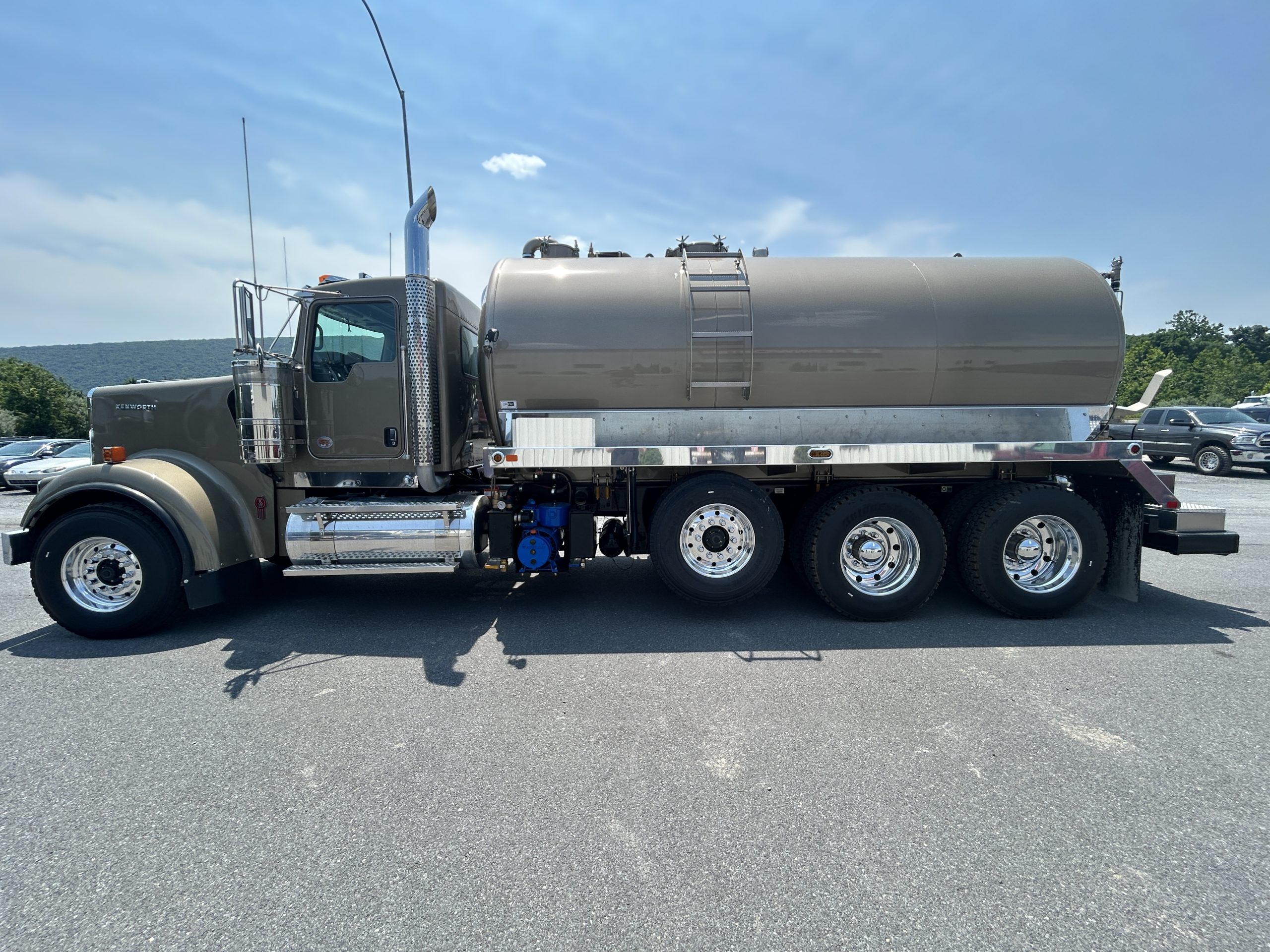 2027 KENWORTH W900 - image 2 of 6