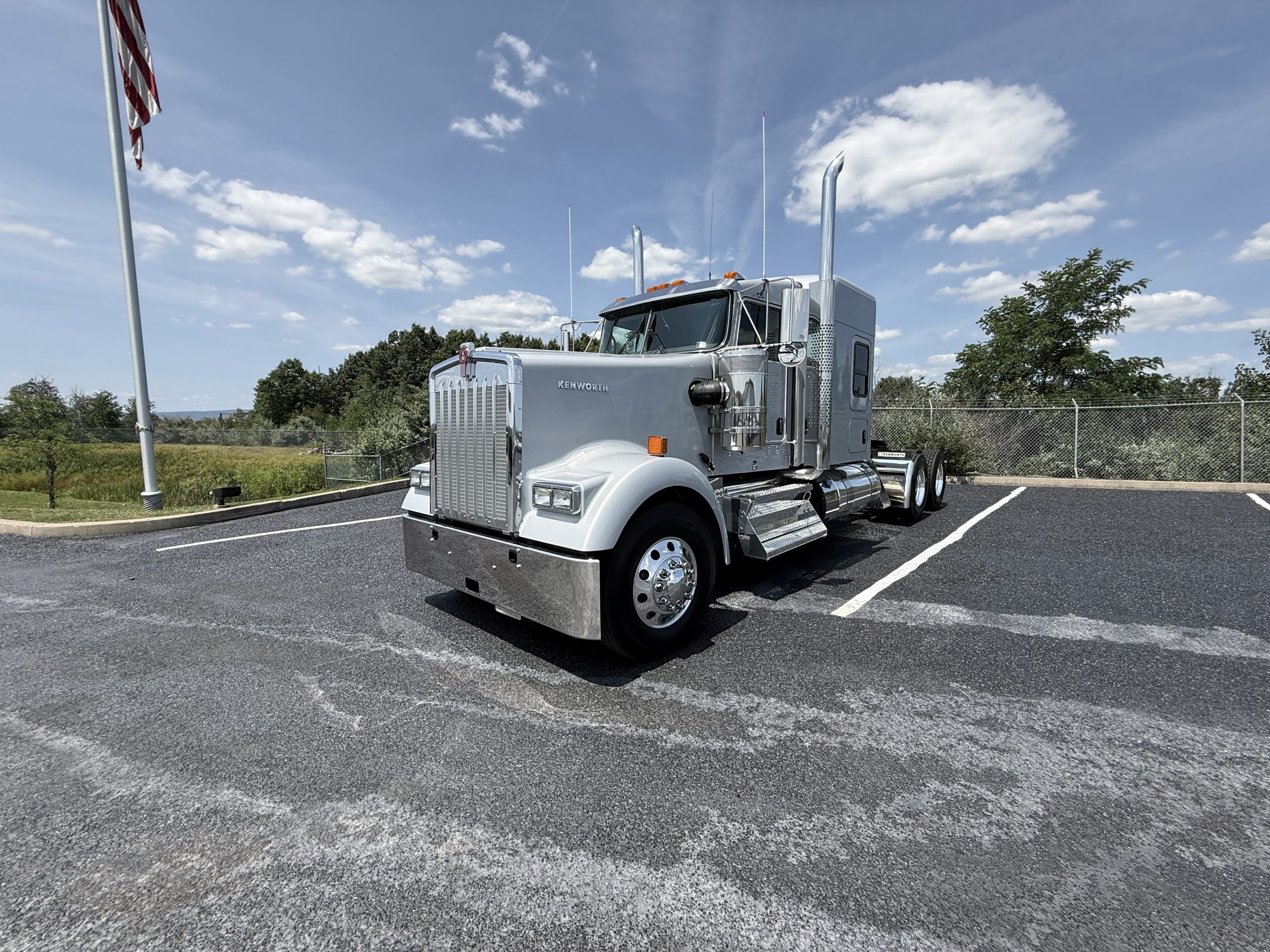 2027 KENWORTH W900 - image 1 of 6