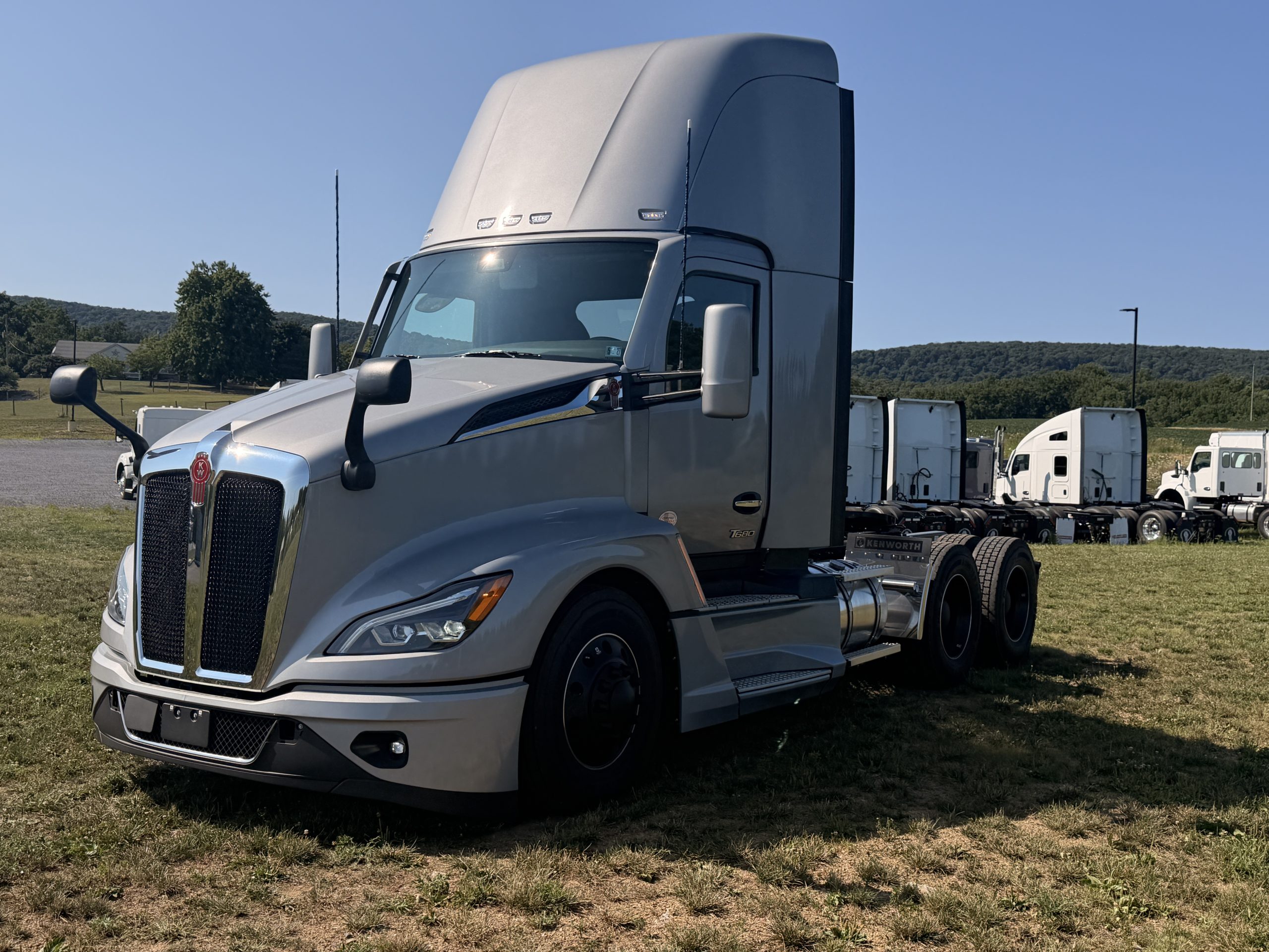 2027 KENWORTH T680 2027 KENWORTH T680 - image 1 of 6